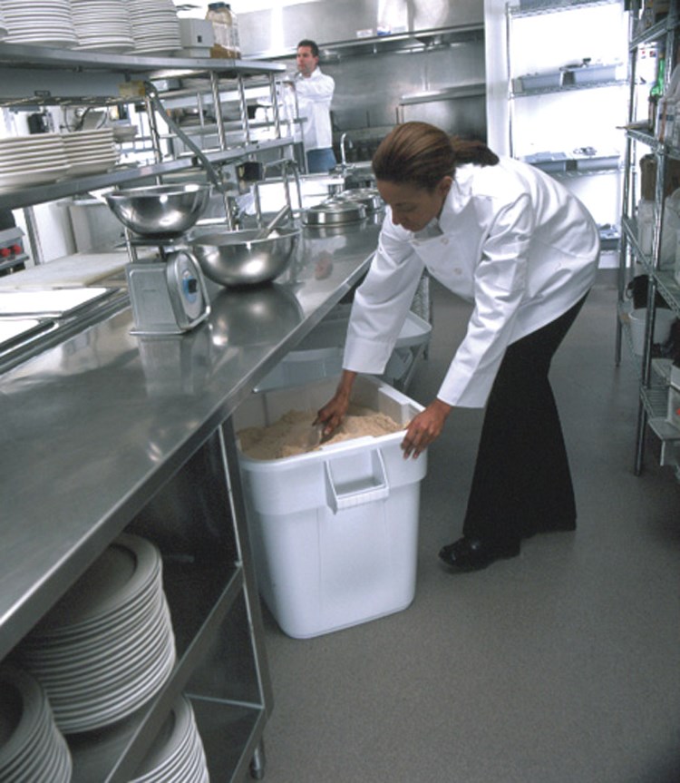 The Rubbermaid Commercial Square BRUTE® container offers up to 14% more capacity than round containers and is designed with professional-grade, heavy-duty plastic that won't rust, chip, or fade.