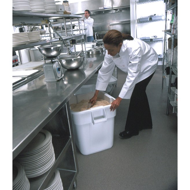 The Rubbermaid Commercial Square BRUTE® container offers up to 14% more capacity than round containers and is designed with professional-grade, heavy-duty plastic that won't rust, chip, or fade.