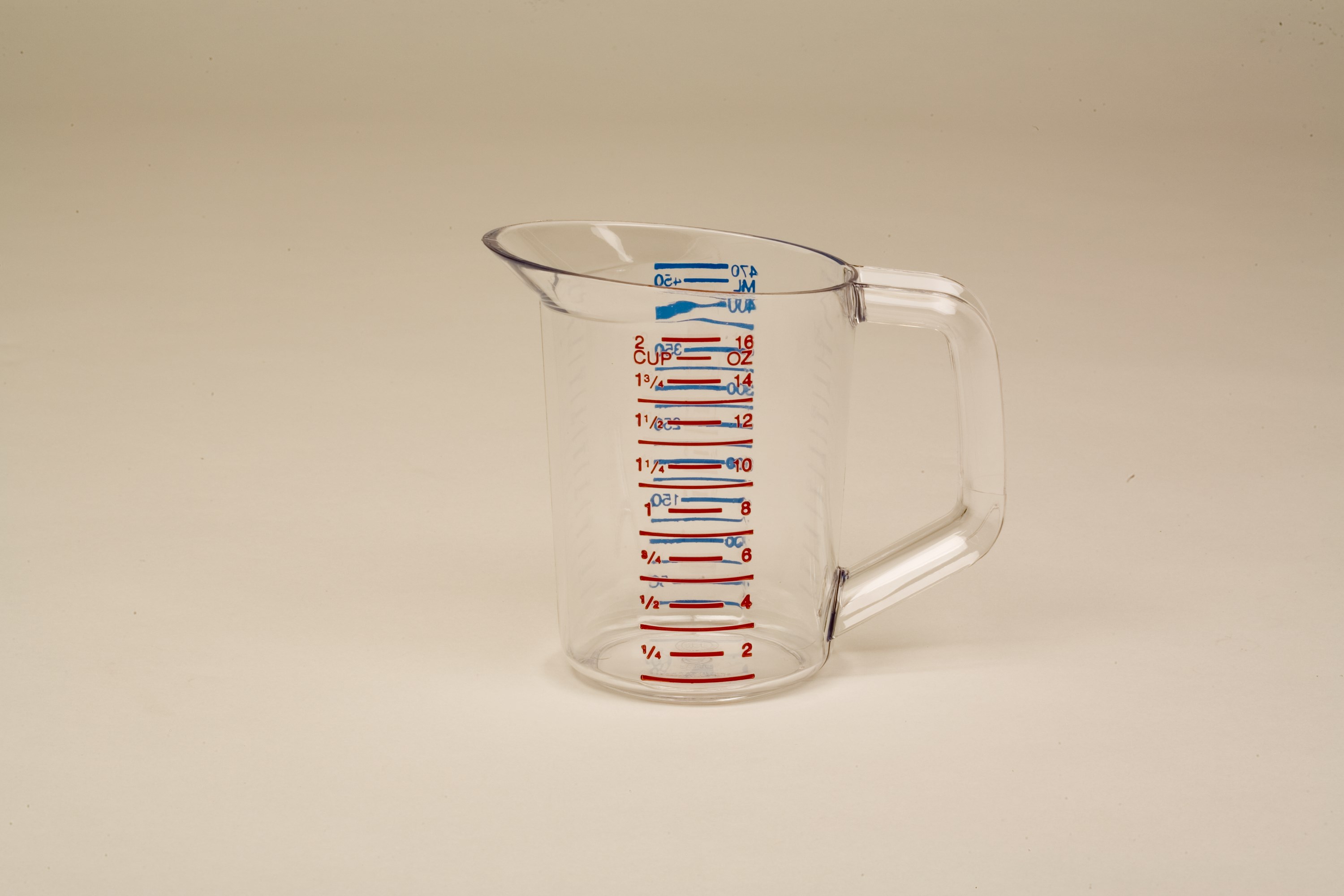 Rubbermaid Commercial Bouncer® 量杯由抗破壞的透明聚碳酸酯製成。