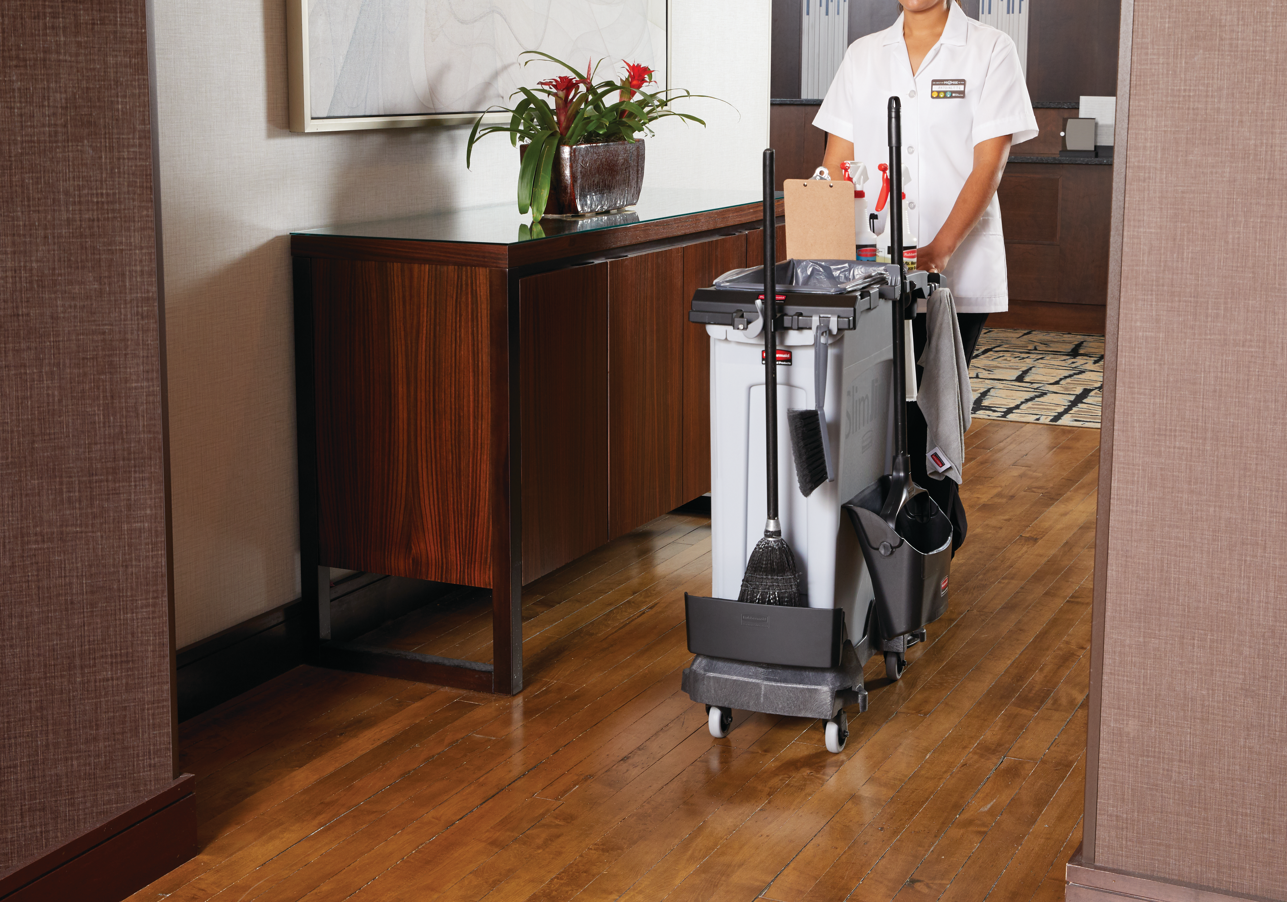 The Rubbermaid Commercial Slim Jim® Rim Caddy is a purpose-built solution to store and transport common cleaning tools when collecting waste in the tightest spaces.