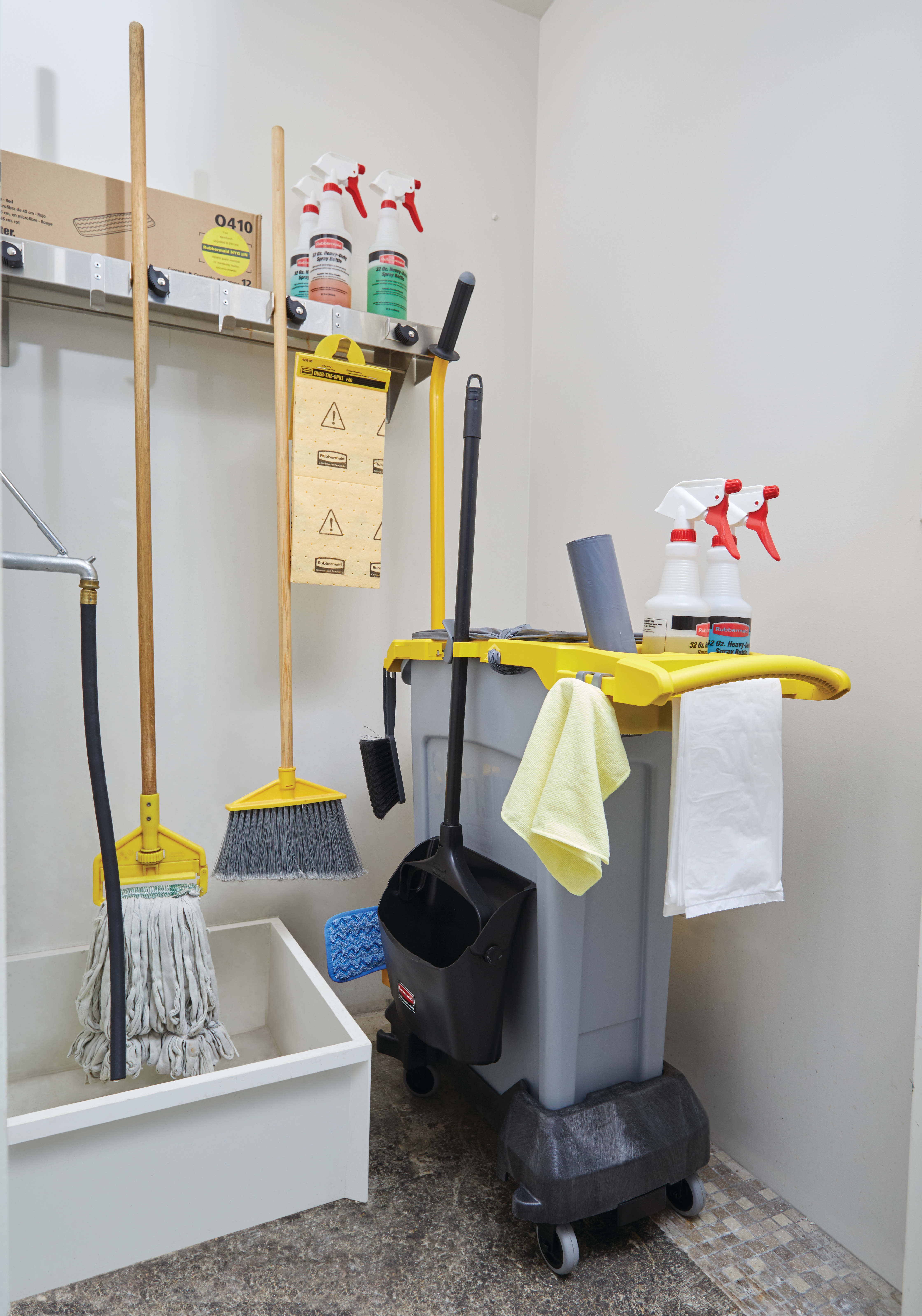 Der Slim Jim® Rim Caddy von Rubbermaid Commercial ist eine zweckorientierte Lösung zur Aufbewahrung und zum Transport der gängigsten Reinigungsgeräte bei der Sammlung von Abfall auf engstem Raum.