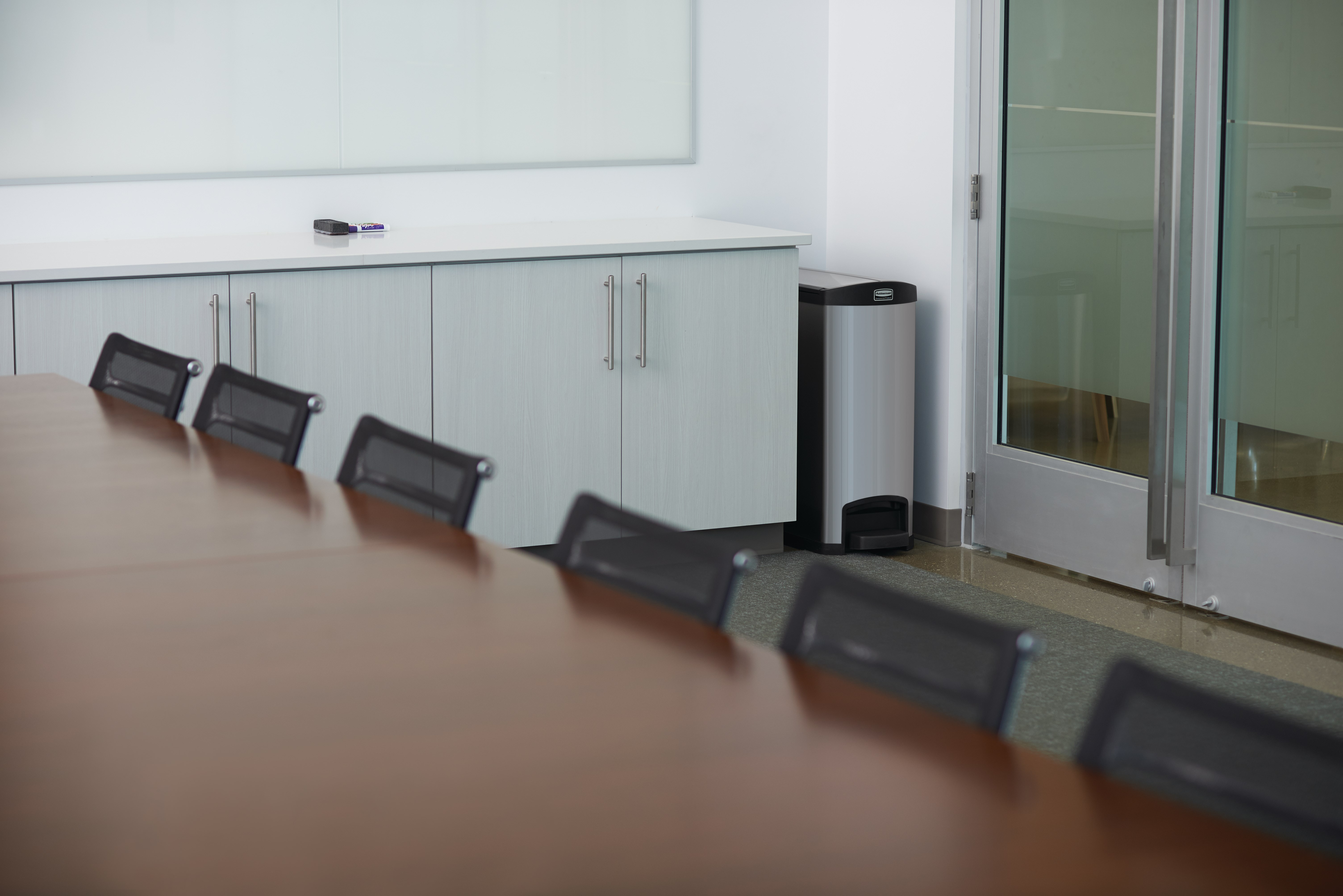 Thùng đựng Rubbermaid Commercial Impressions™ Step-On có thiết kế mỏng và diện tích nhỏ để phù hợp với những không gian chật hẹp nhất. Thùng đựng Impressions™ Step-On được chế tạo bằng vật liệu chất lượng cao và đáp ứng nhu cầu của mọi môi trường với hiệu quả, an toàn và độ bền cao.