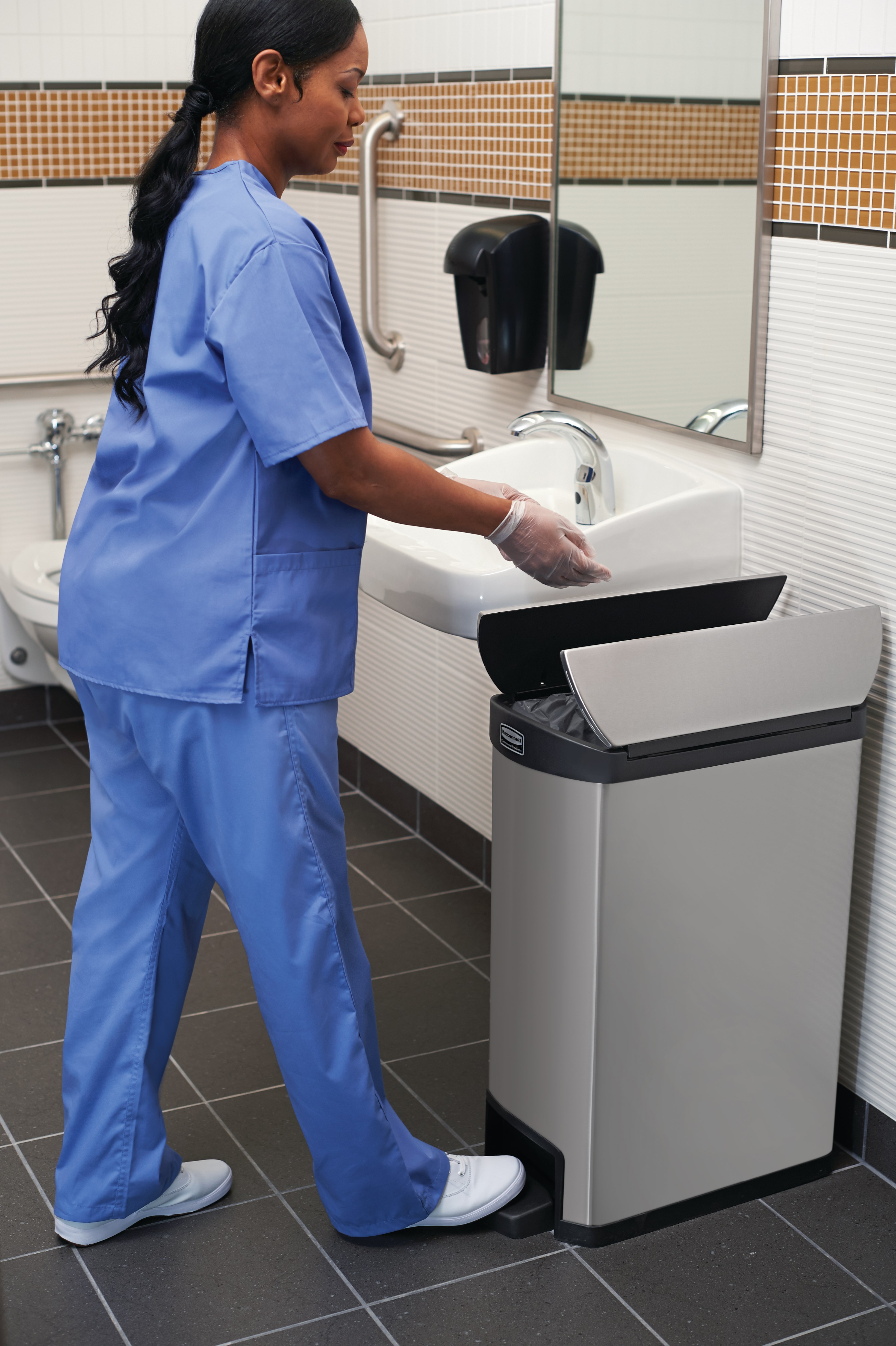 Thùng đựng Rubbermaid Commercial Impressions™ Step-On có thiết kế mỏng và diện tích nhỏ để phù hợp với những không gian chật hẹp nhất. Thùng đựng Impressions™ Step-On được chế tạo bằng vật liệu chất lượng cao và đáp ứng nhu cầu của mọi môi trường với hiệu quả, an toàn và độ bền cao.