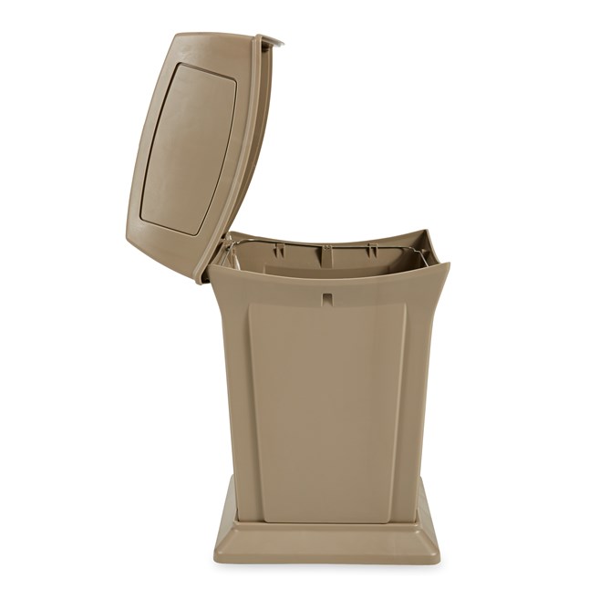 The Ranger® Container features Rubbermaid’s famous durability, modern styling, and easy-to-service design.