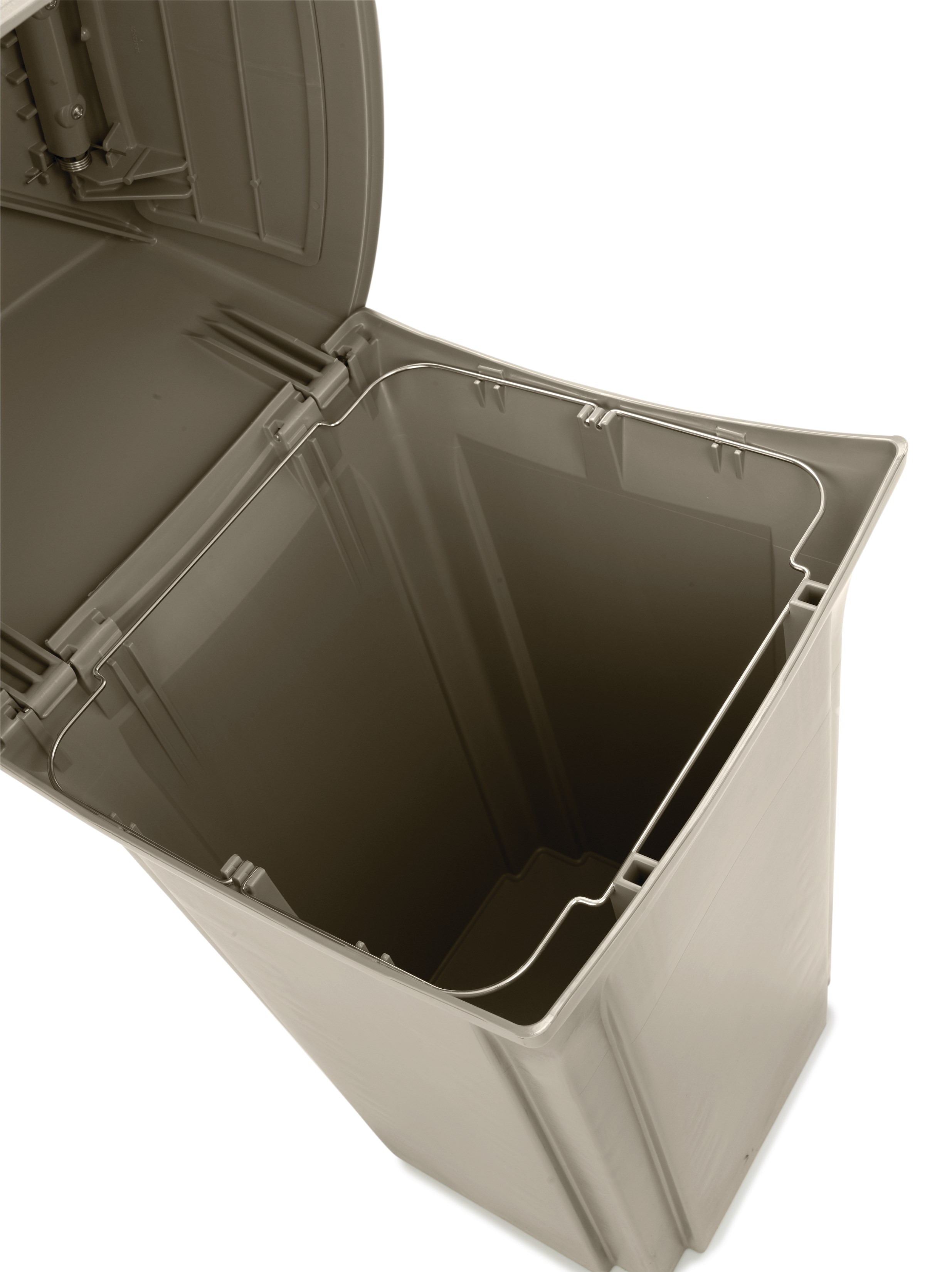 The Ranger® Container features Rubbermaid’s famous durability, modern styling, and easy-to-service design.