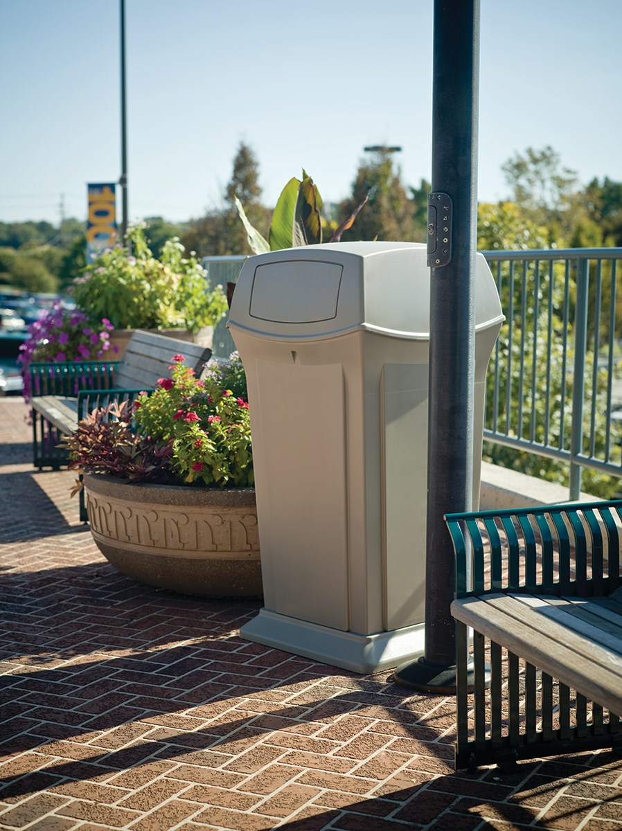 The Ranger® Container features Rubbermaid’s famous durability, modern styling, and easy-to-service design.