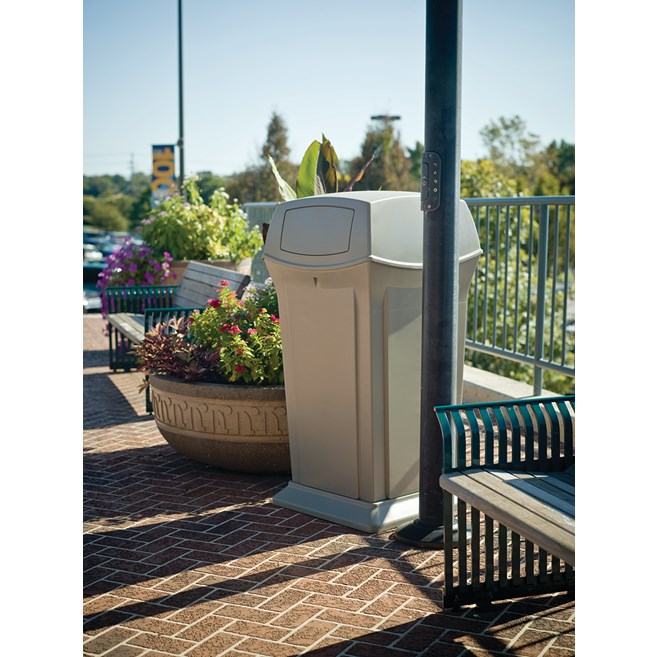The Ranger® Container features Rubbermaid’s famous durability, modern styling, and easy-to-service design.