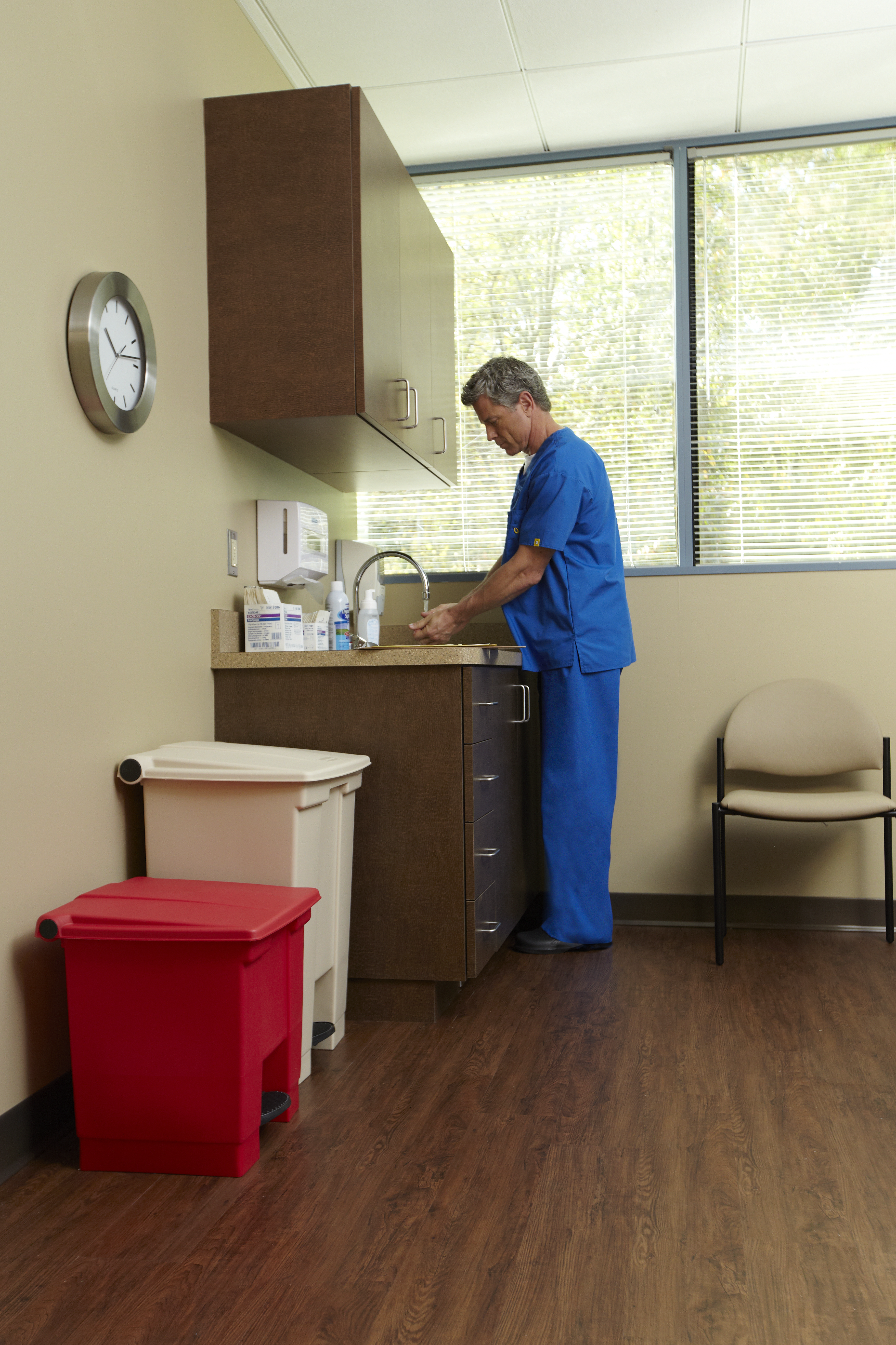 Il bidone a pedale Rubbermaid Commercial favorisce il trattamento dei rifiuti sanitari.