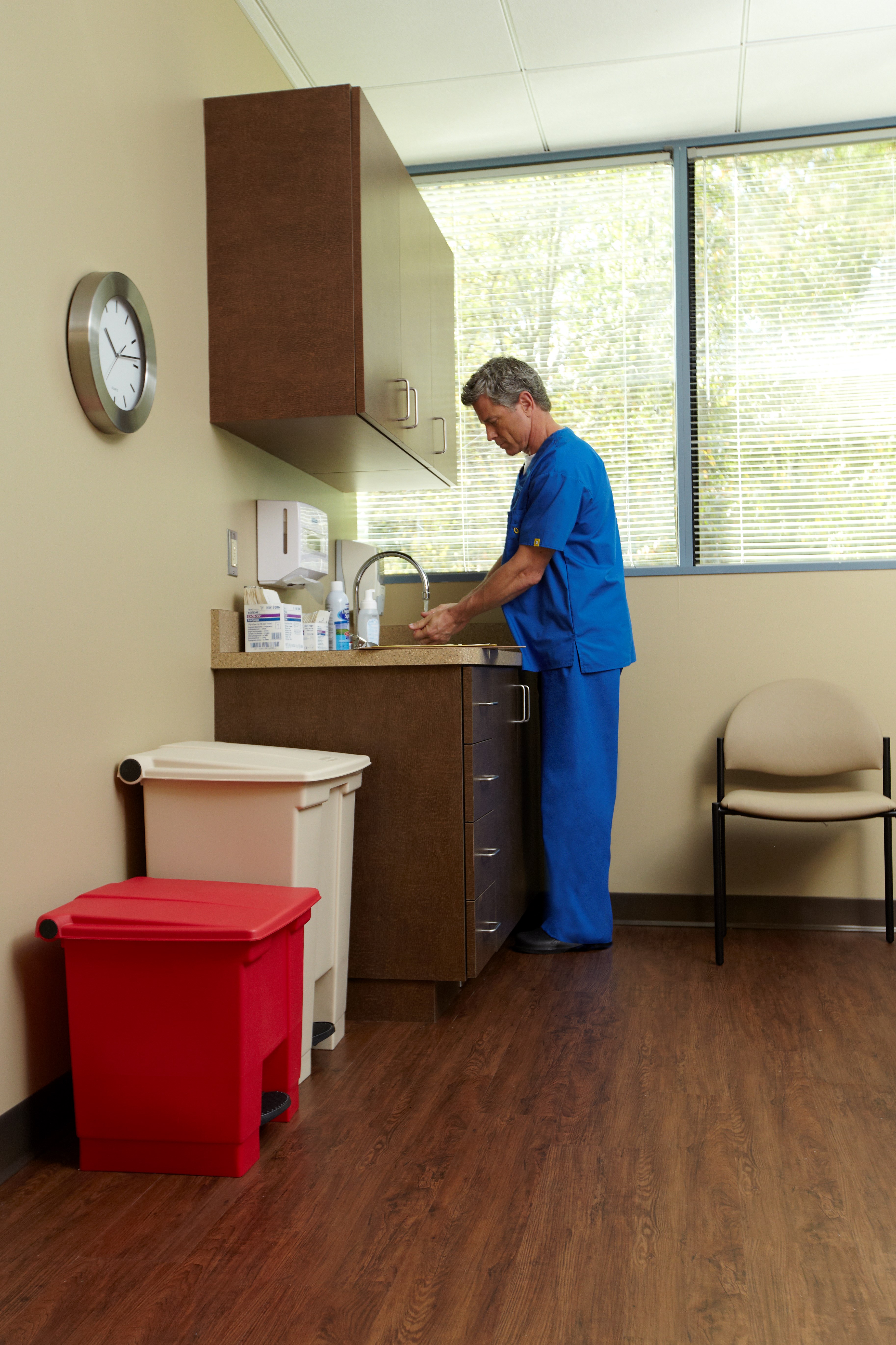 The Rubbermaid Commercial Legacy Step-On Container provides sanitary waste management. The step-on foot pedal reduces contamination and improves working conditions.