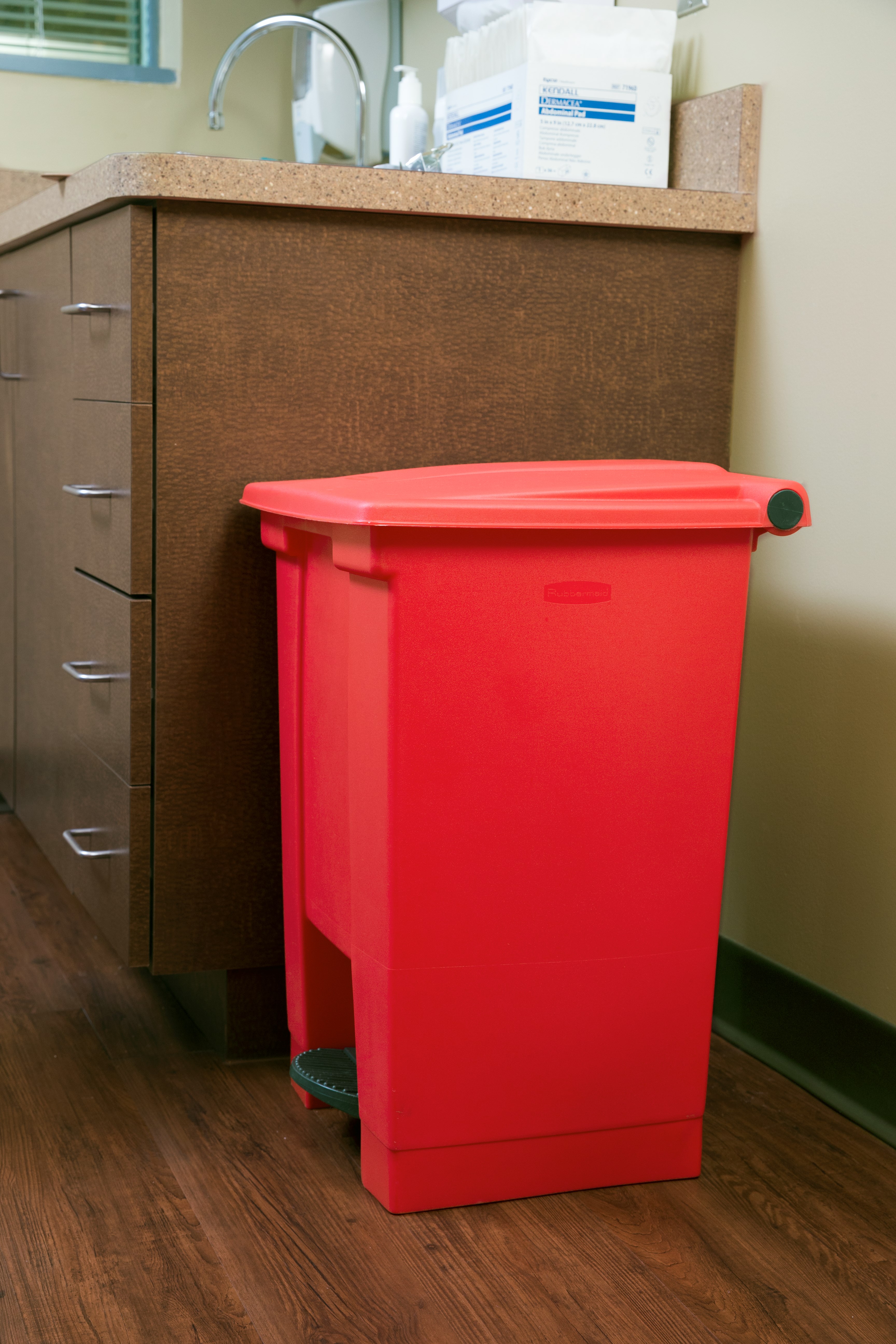 The Rubbermaid Commercial Legacy Step-On Container provides sanitary waste management. The step-on foot pedal reduces contamination and improves working conditions.