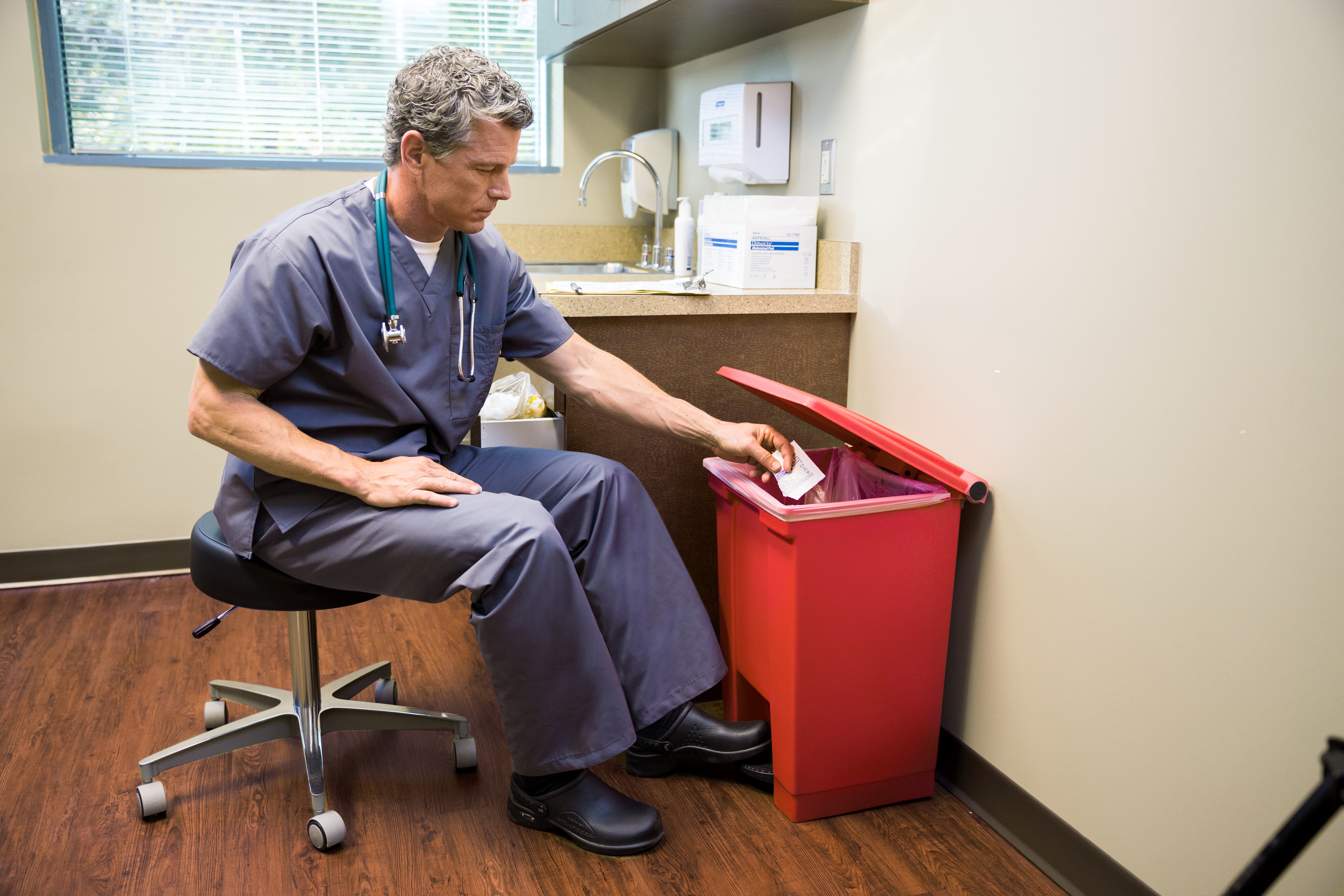 The Rubbermaid Commercial Legacy Step-On Container provides sanitary waste management. The step-on foot pedal reduces contamination and improves working conditions.