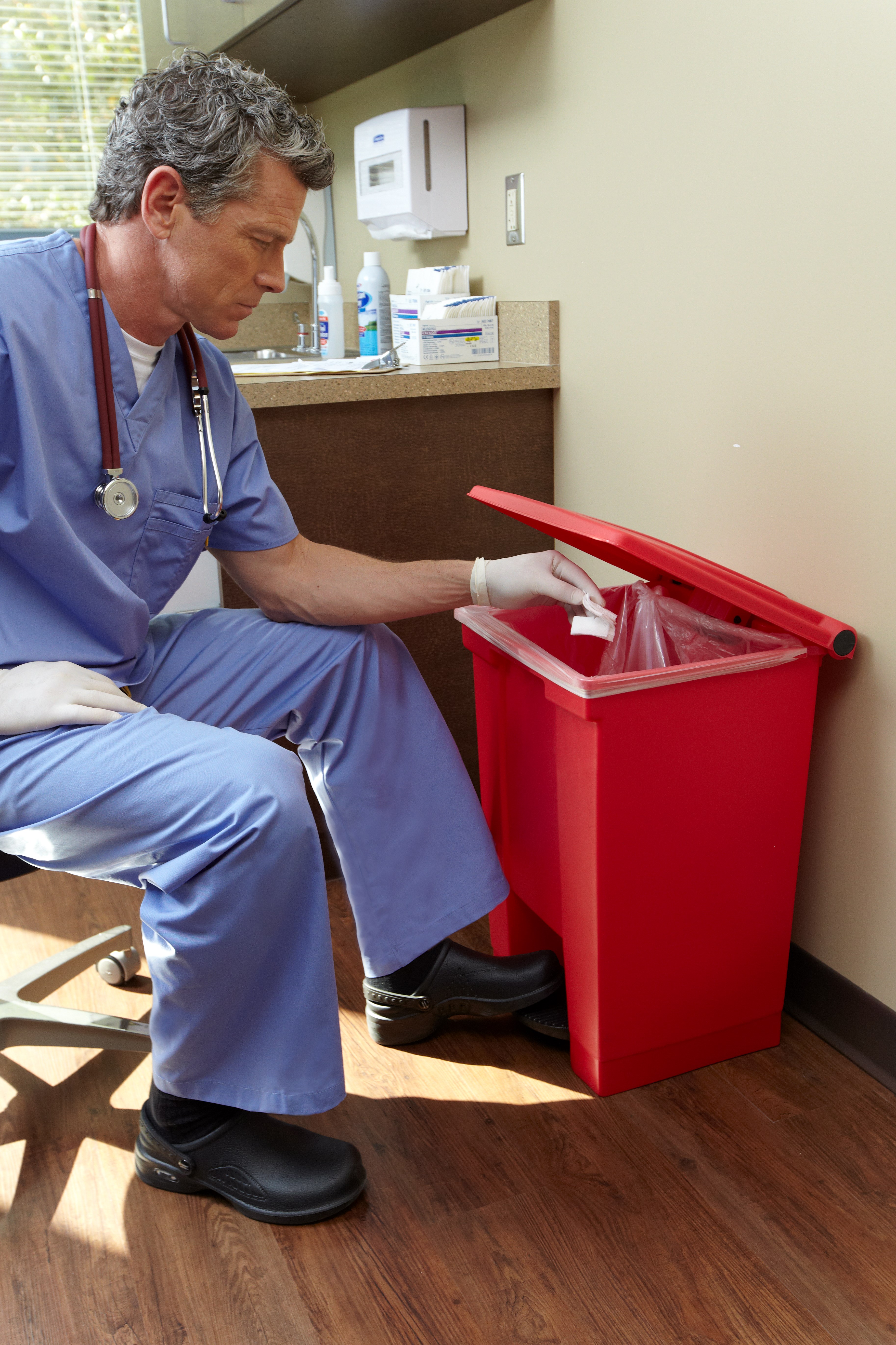 The Rubbermaid Commercial Legacy Step-On Container provides sanitary waste management. The step-on foot pedal reduces contamination and improves working conditions.
