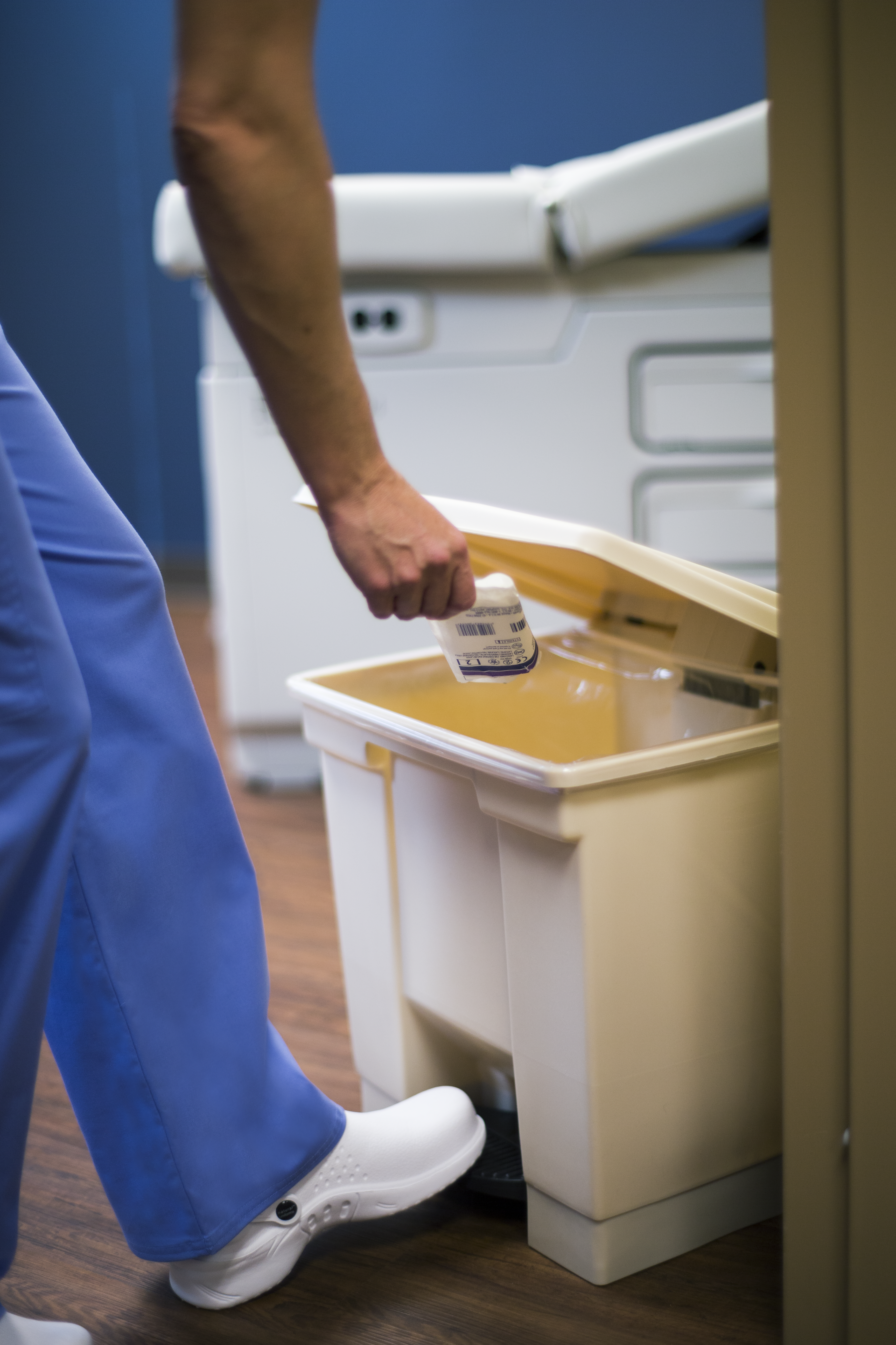 Ce collecteur à pédale Rubbermaid est conçu pour les déchets sanitaires.