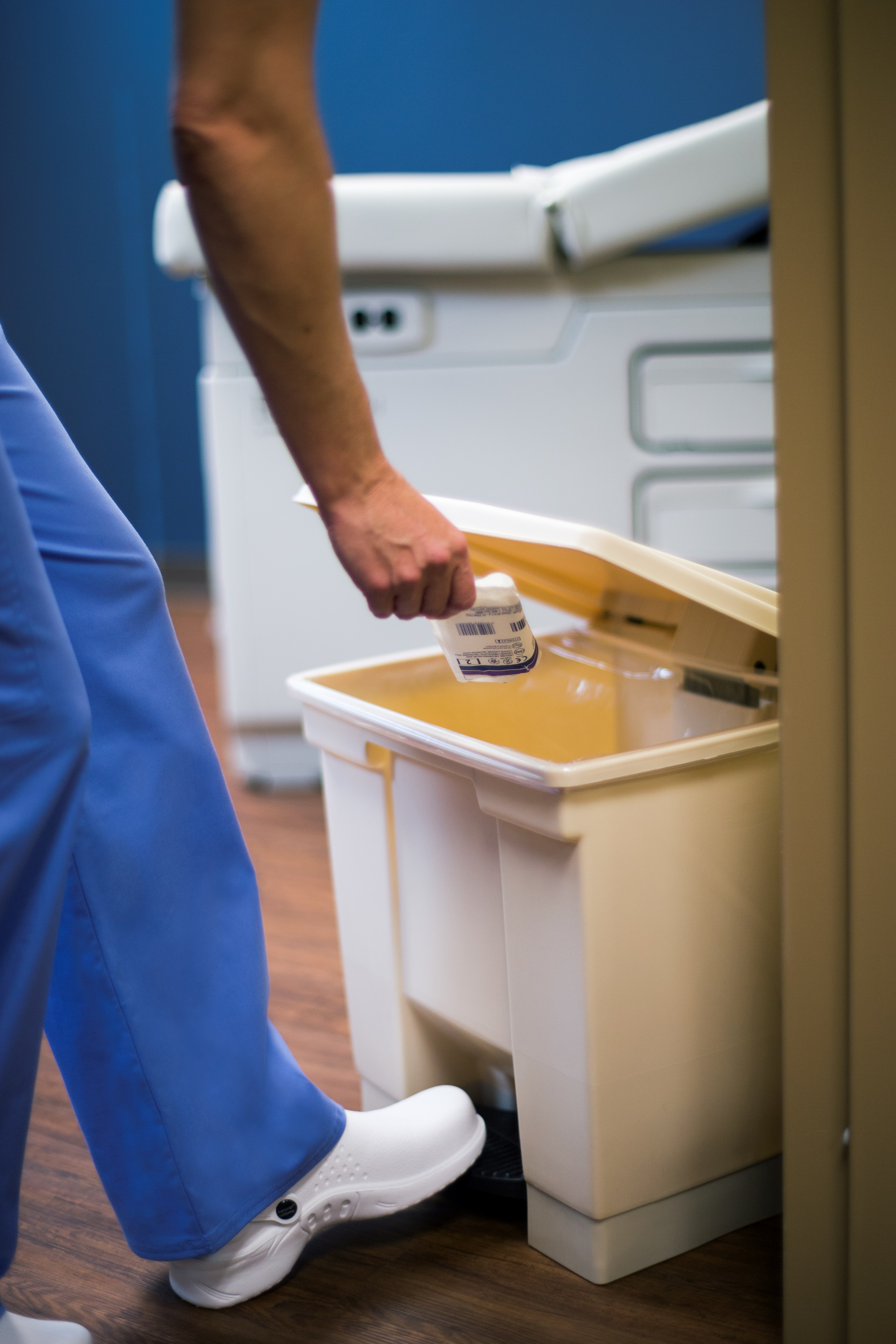 The Rubbermaid Commercial Legacy Step-On Container provides sanitary waste management. The step-on foot pedal reduces contamination and improves working conditions.