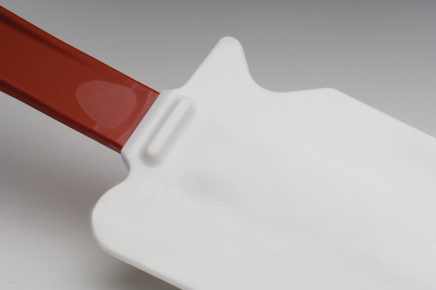 The Rubbermaid Commercial seven Colours of storage and prep tools help to reduce cross-contamination in your kitchen