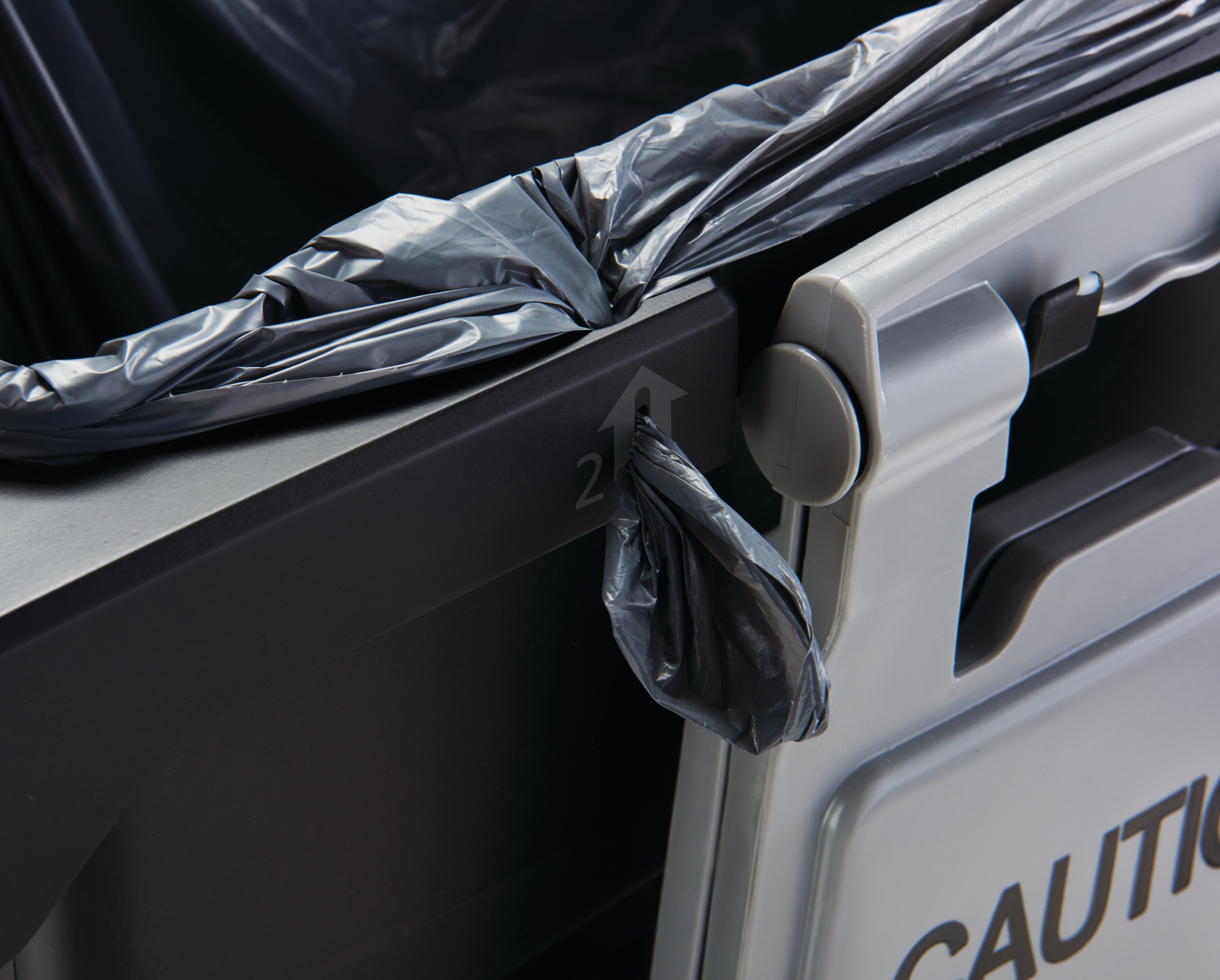 Xe đẩy vệ sinh Rubbermaid Commercial Single-Stream Slim Jim® là giải pháp nhỏ gọn và chuyên dụng cho mục đích vệ sinh và thu gom rác thải tất cả trong một. Xe đẩy vệ sinh giúp lưu trữ và vận chuyển các dụng cụ vệ sinh thông thường, nước rửa tay và khăn lau khử trùng. Nó hợp nhất tất cả các vật dụng bạn cần trong một giải pháp để giảm số lần đi lại và cải thiện năng suất vệ sinh.