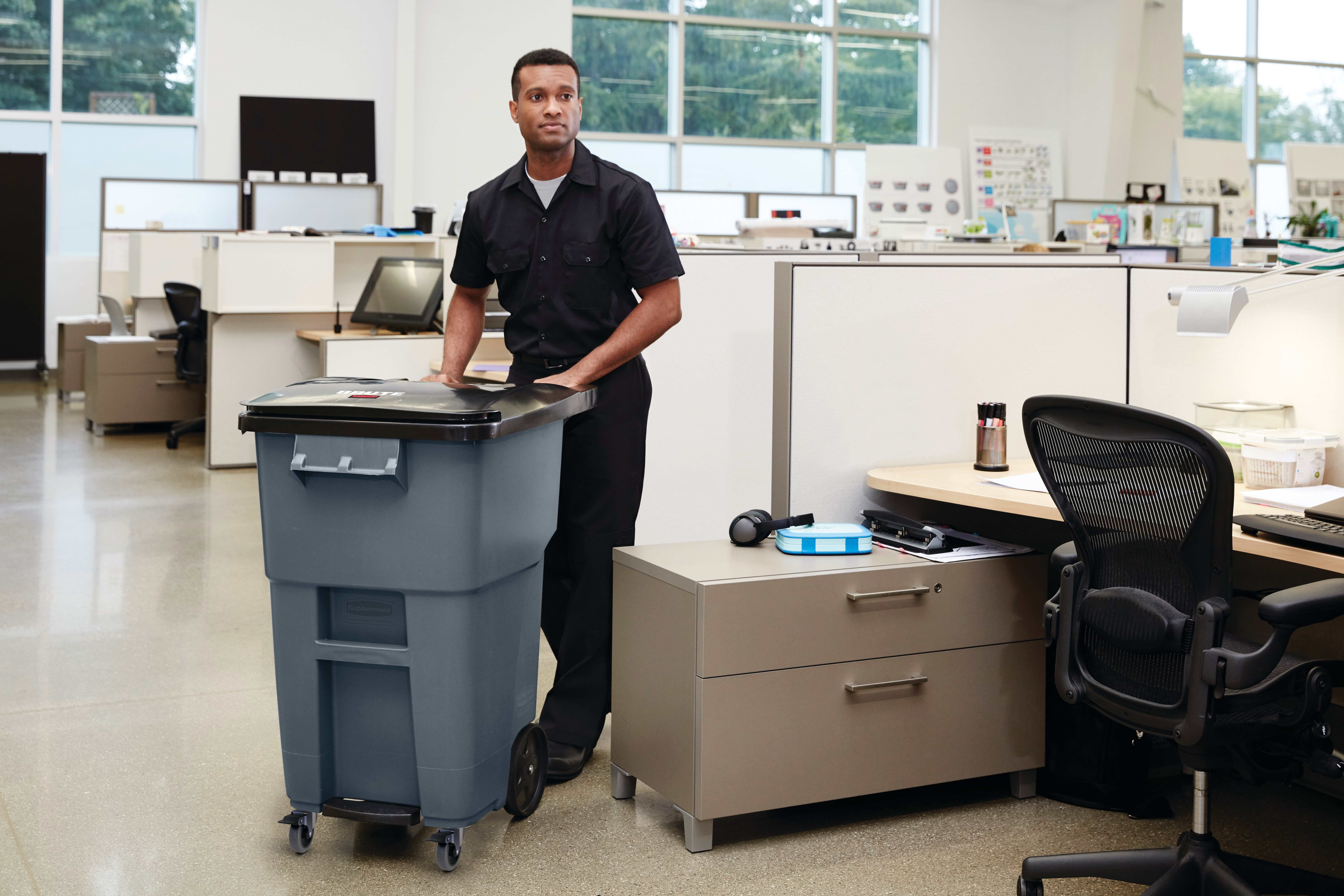 The Rubbermaid Commercial Step-On Rollouts with Casters facilitate hands-free waste disposal with the added benefit of superior mobility. Front swivel casters distribute weight evenly for enhanced maneuverability.