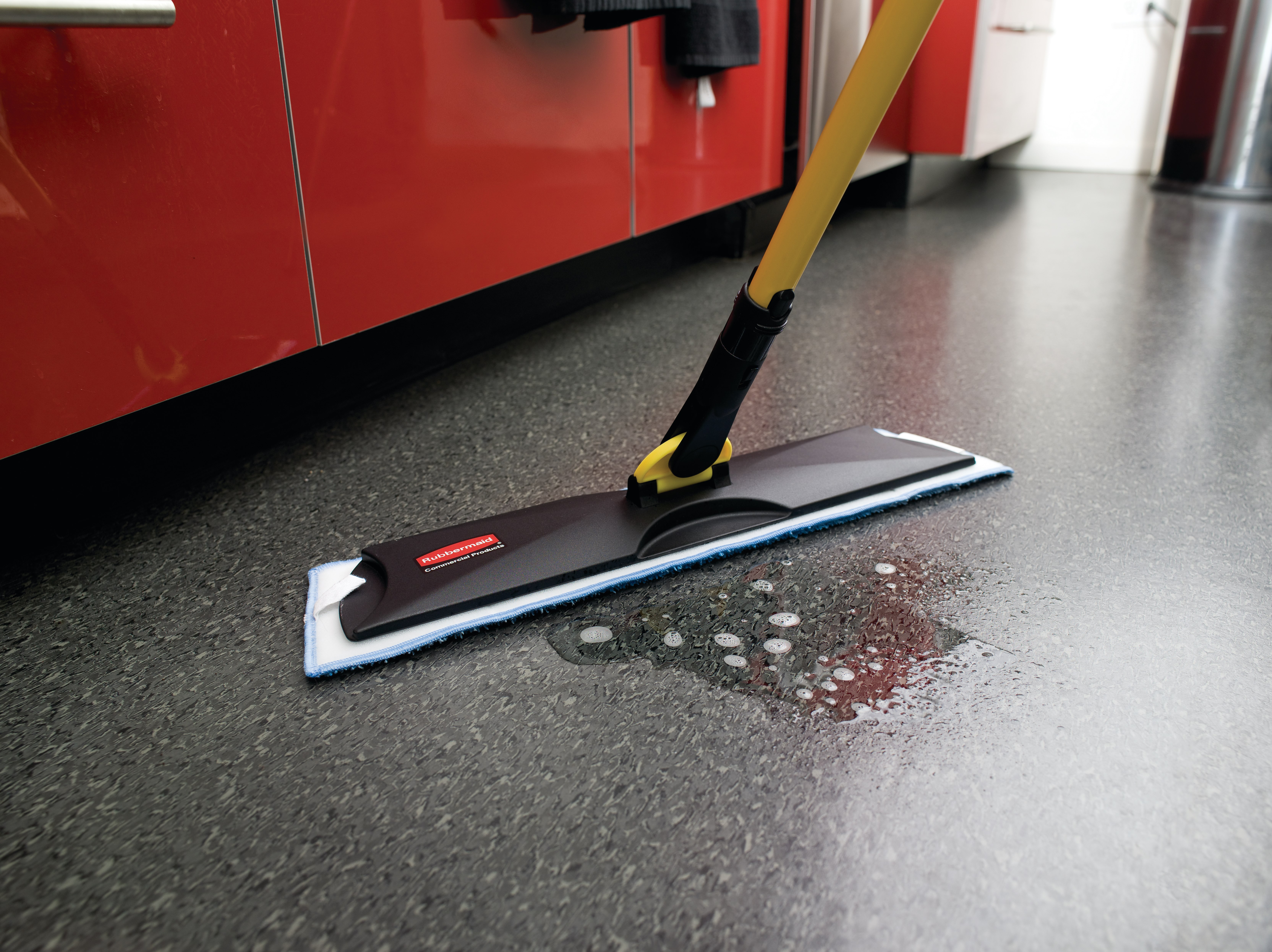 ライト・コマーシャル・マイクロファイバー・ウェット・パッドは、従来の糸モップよりも人間工学的かつ効果的に素早く床を掃除し、より清潔で健康的な施設を実現します。