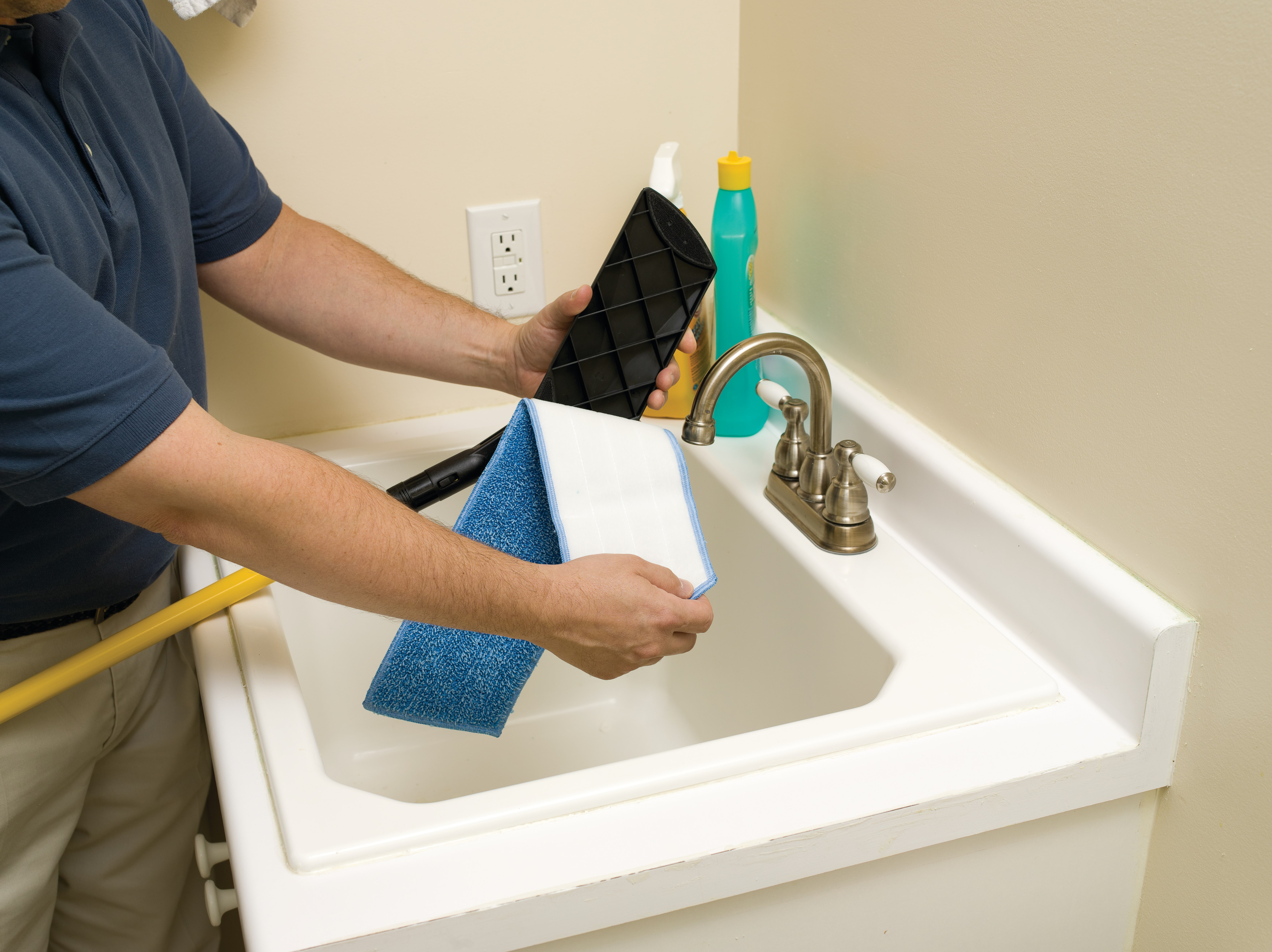 ライト・コマーシャル・マイクロファイバー・ウェット・パッドは、従来の糸モップよりも人間工学的かつ効果的に素早く床を掃除し、より清潔で健康的な施設を実現します。