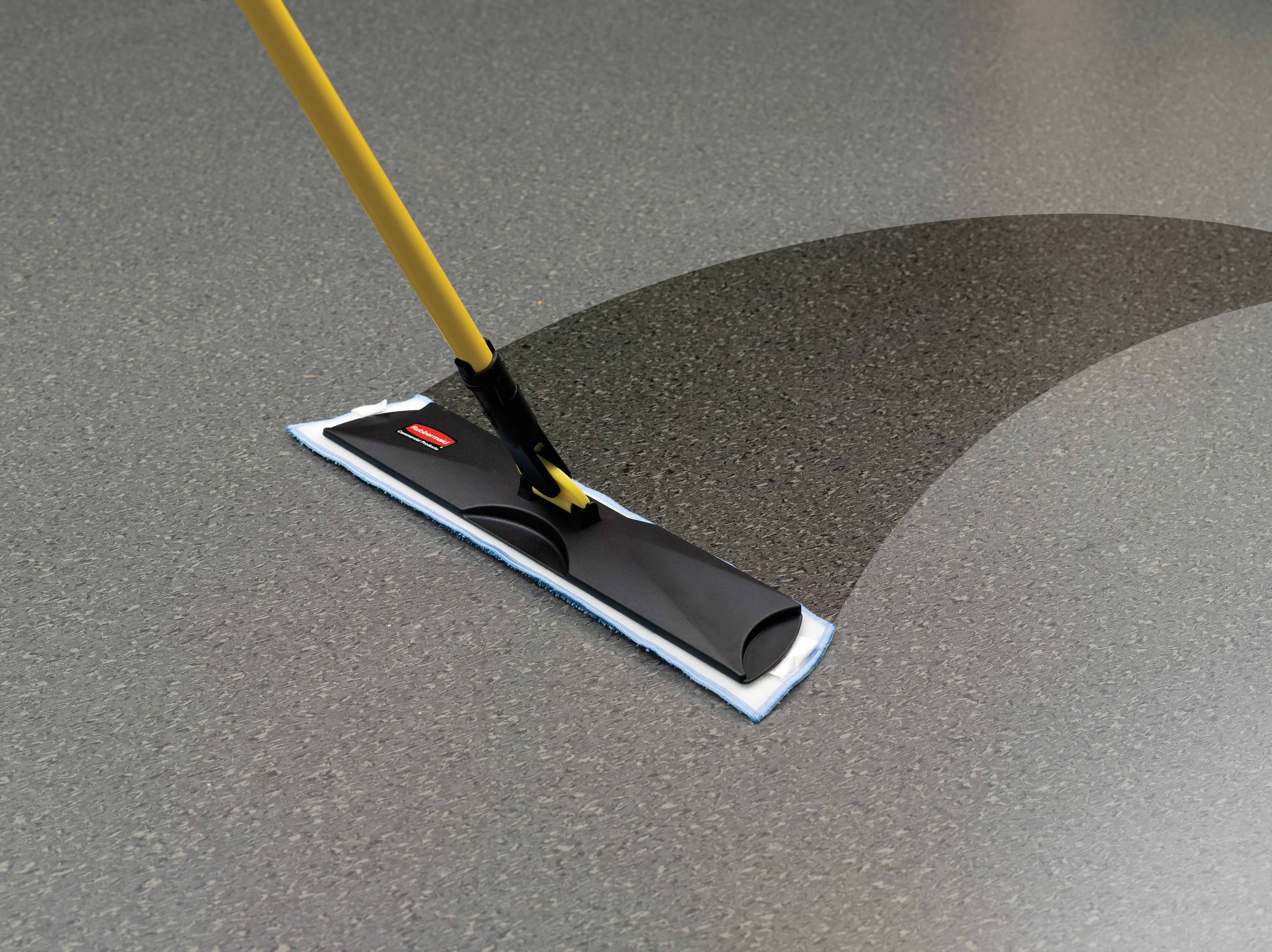 ライト・コマーシャル・マイクロファイバー・ウェット・パッドは、従来の糸モップよりも人間工学的かつ効果的に素早く床を掃除し、より清潔で健康的な施設を実現します。