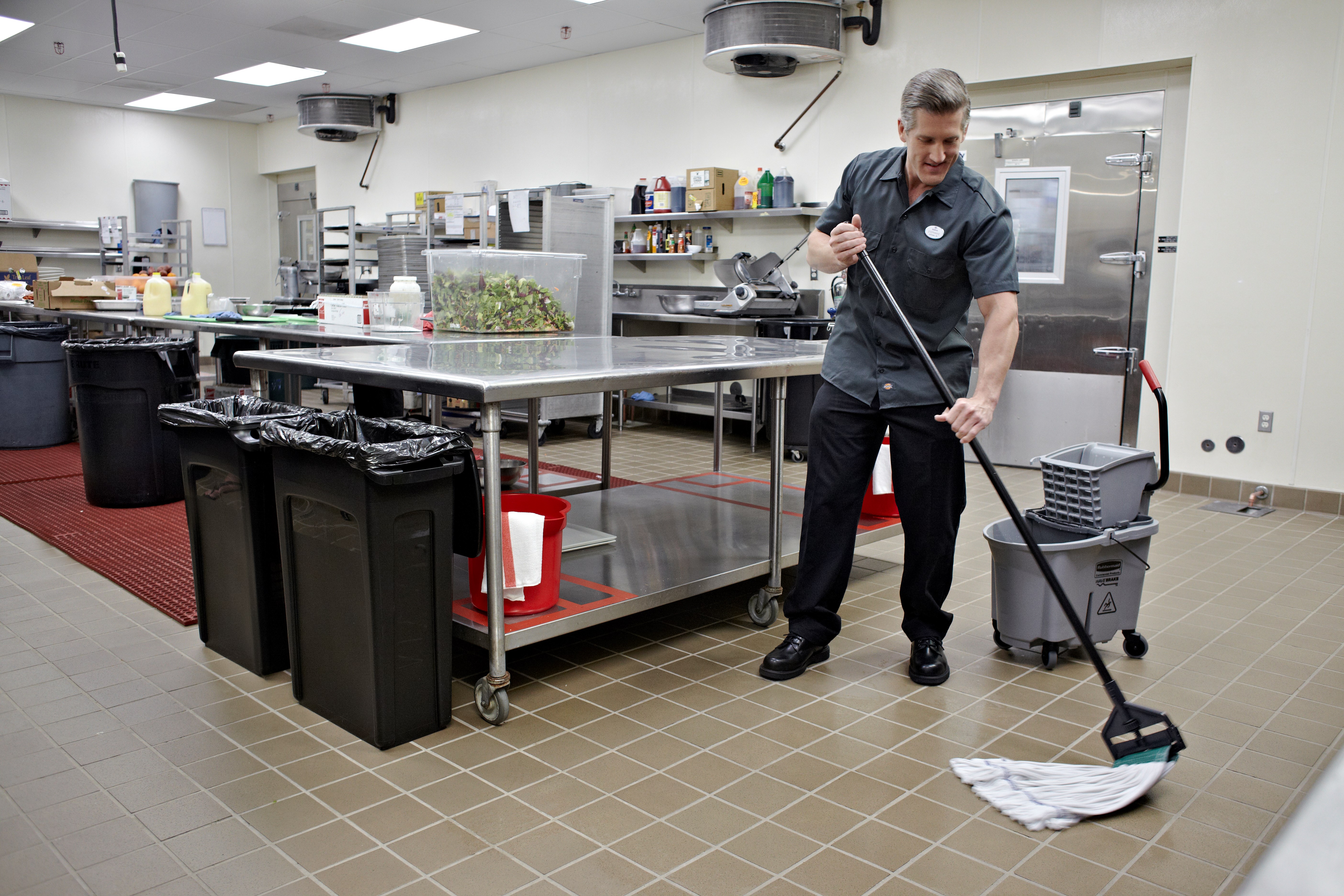 Invader® Side-Gate Mop Handle makes removing and replacing mop heads easy and efficient. Thumbwheel clamps the mop firmly in place; should be used with 1"  headband mops only.