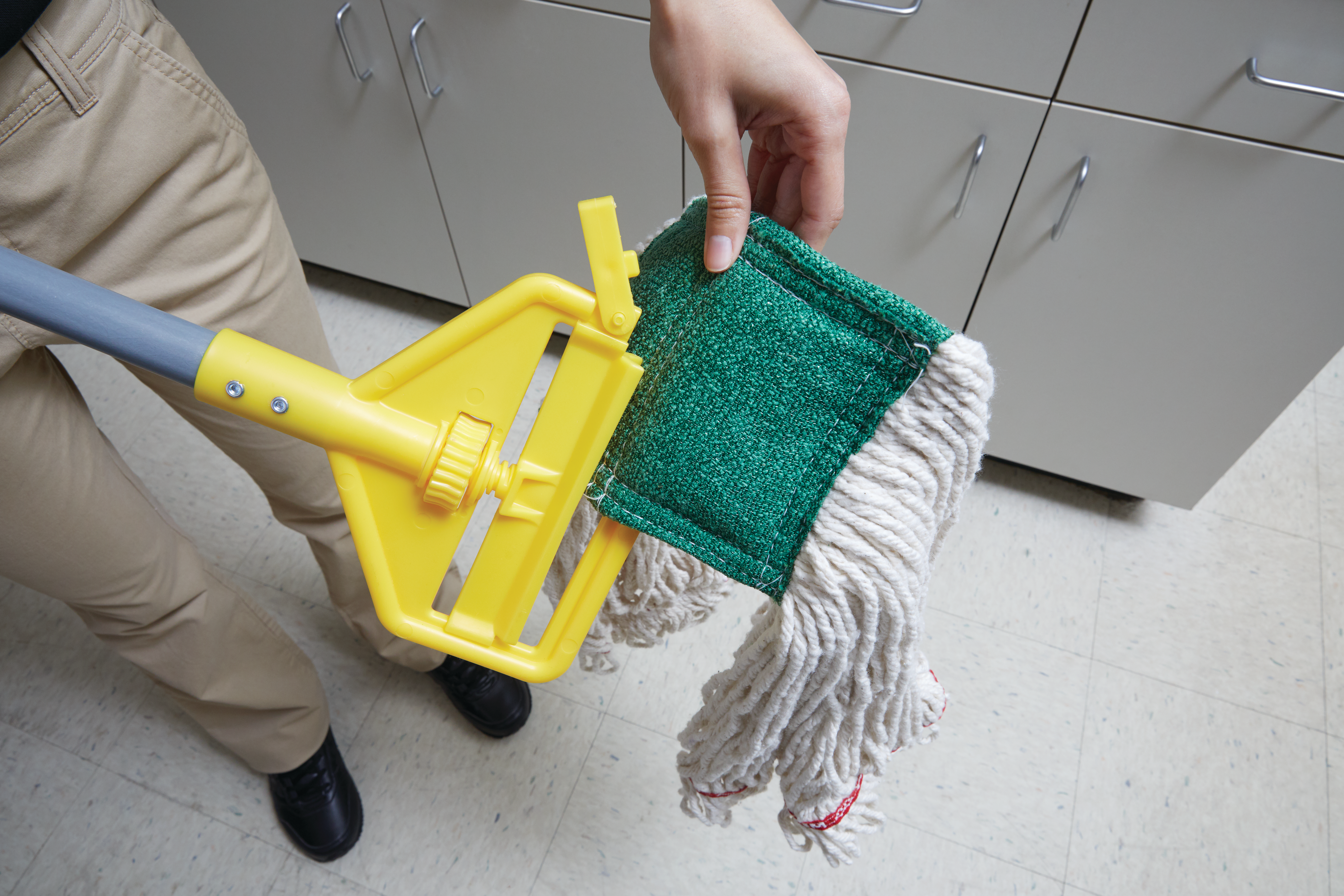 Invader® Side Gate Handle’s thumb wheel clamps the mop firmly in place; should be used with 1" (2.5 cm) headband mops only.