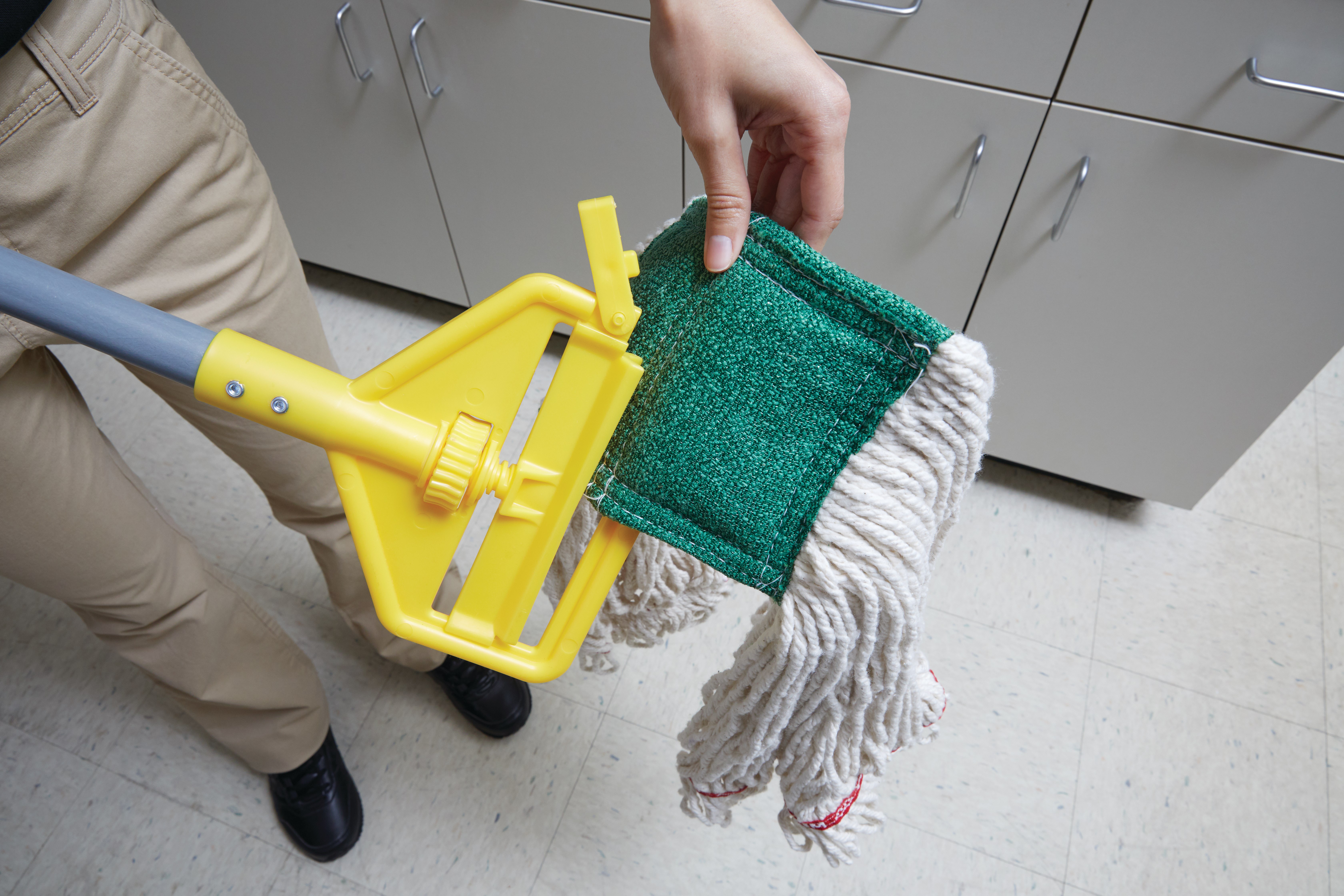 Invader® Side-Gate Mop Handle makes removing and replacing mop heads easy and efficient. Thumbwheel clamps the mop firmly in place; should be used with 1"  headband mops only.