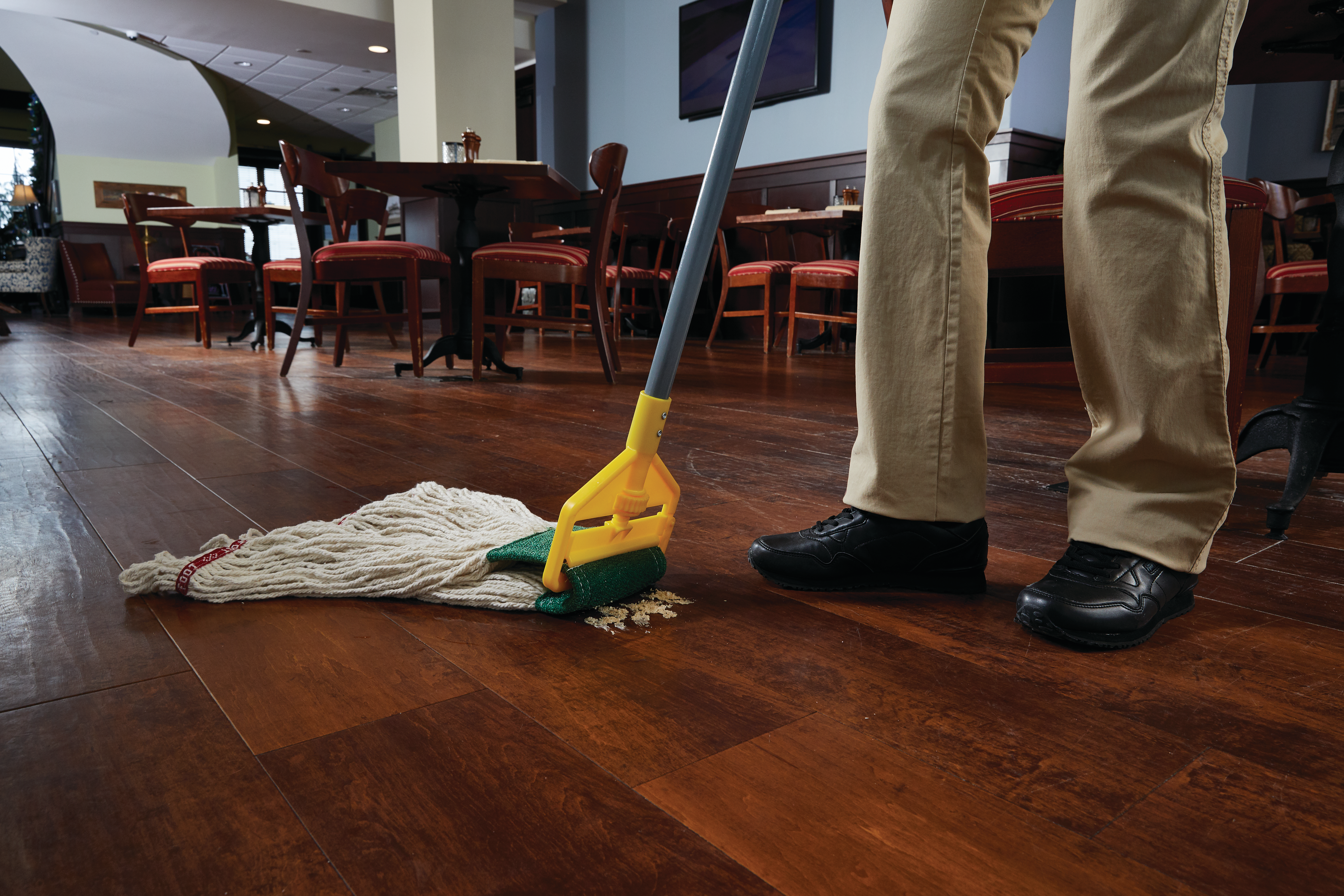 Invader® Side Gate Handle’s thumb wheel clamps the mop firmly in place; should be used with 1" (2.5 cm) headband mops only.