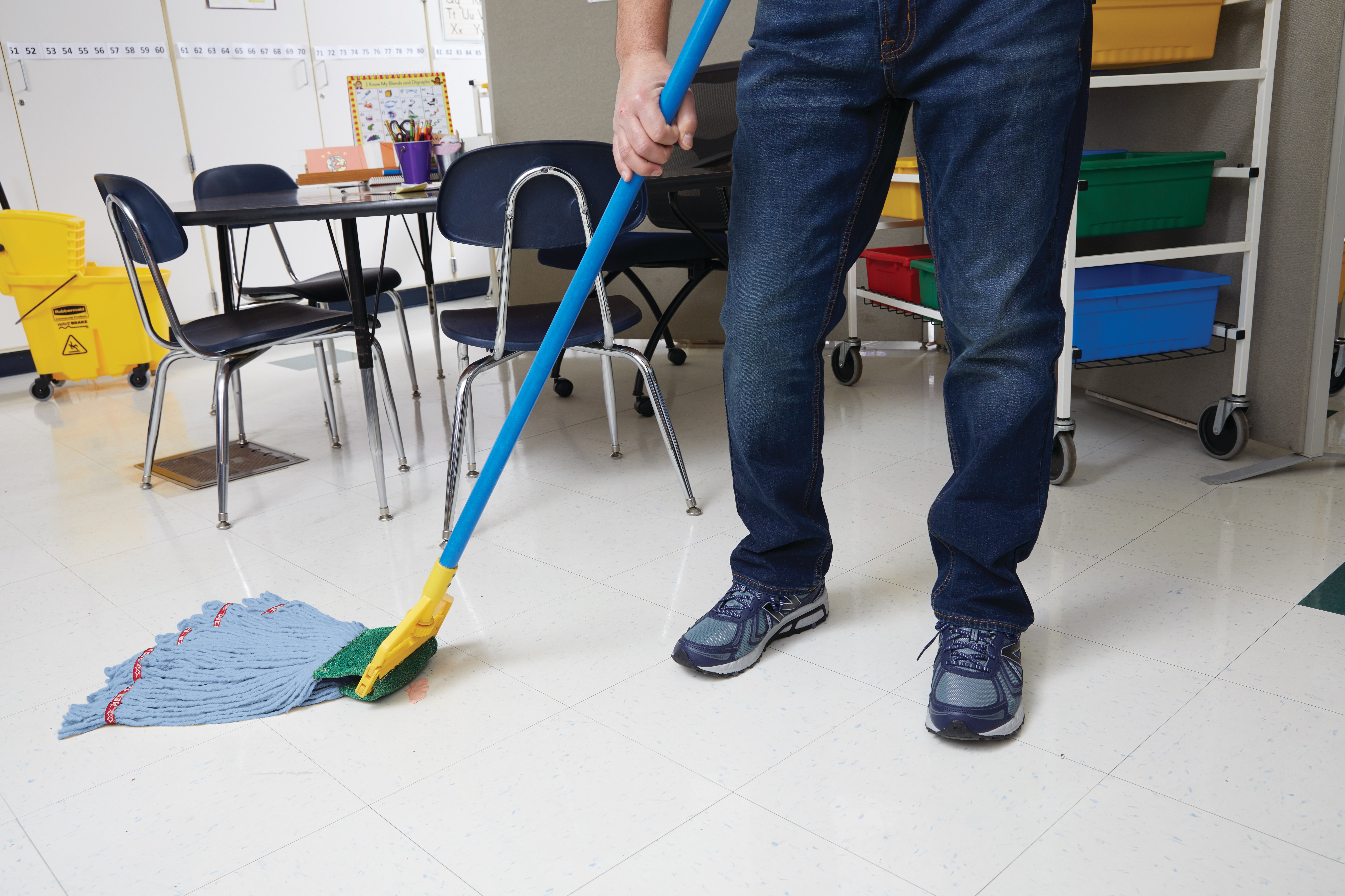 Invader® Side-Gate Mop Handle makes removing and replacing mop heads easy and efficient. Thumbwheel clamps the mop firmly in place; should be used with 1"  headband mops only.