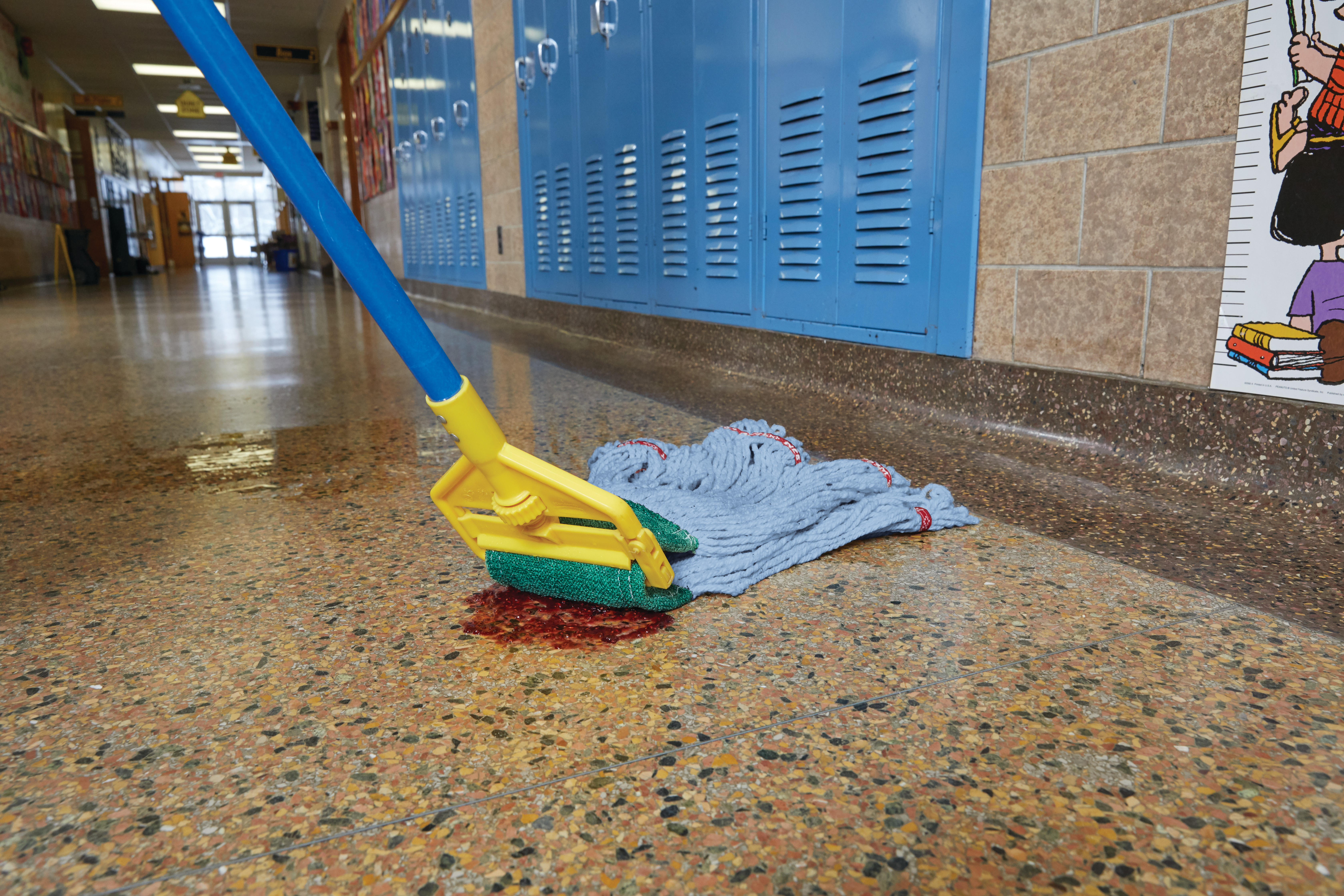 Invader® Side Gate Handle’s thumb wheel clamps the mop firmly in place; should be used with 1" (2.5 cm) headband mops only.