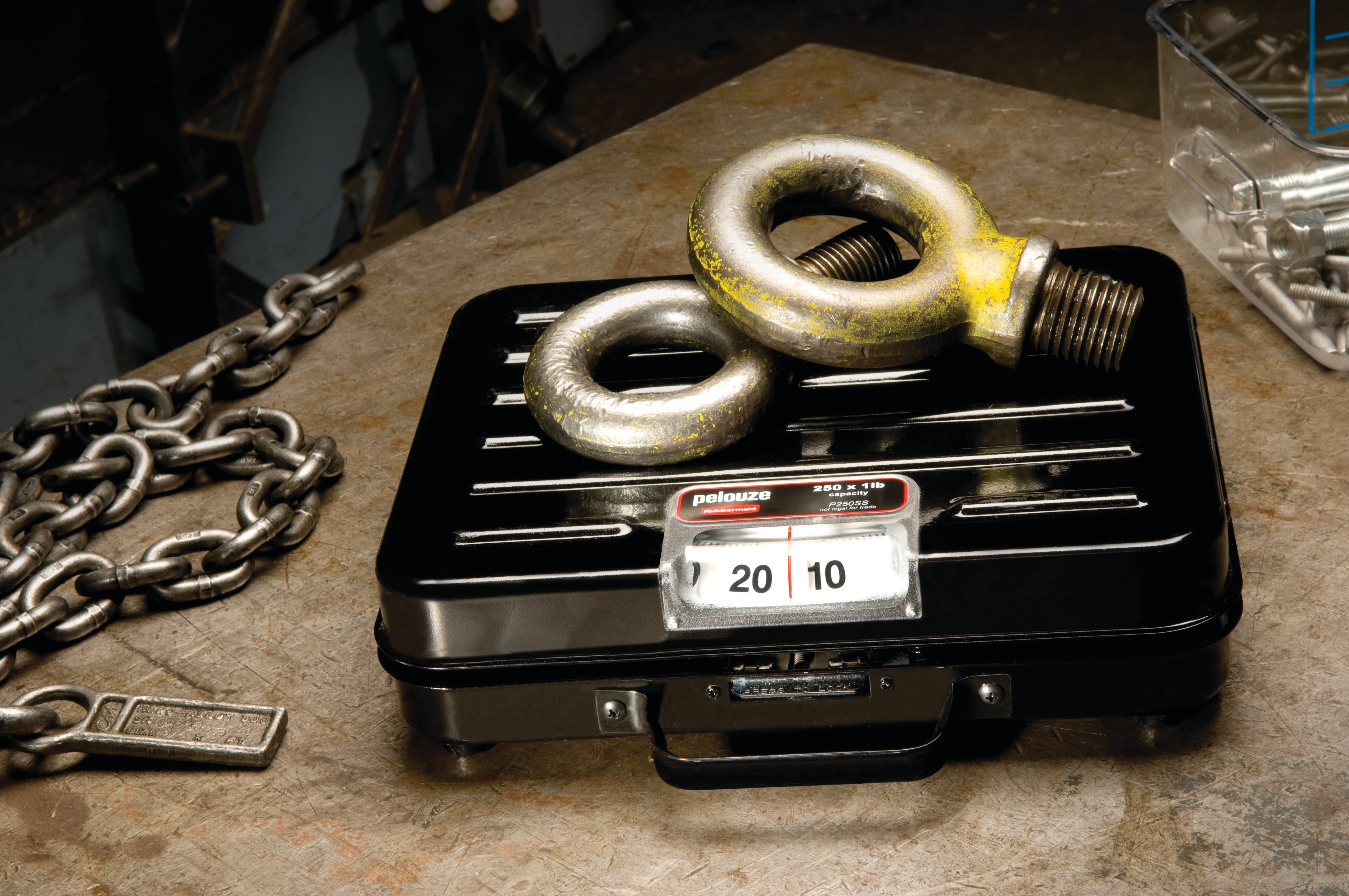 Low-profile receiving scale for foodservice, industrial, or office environments.