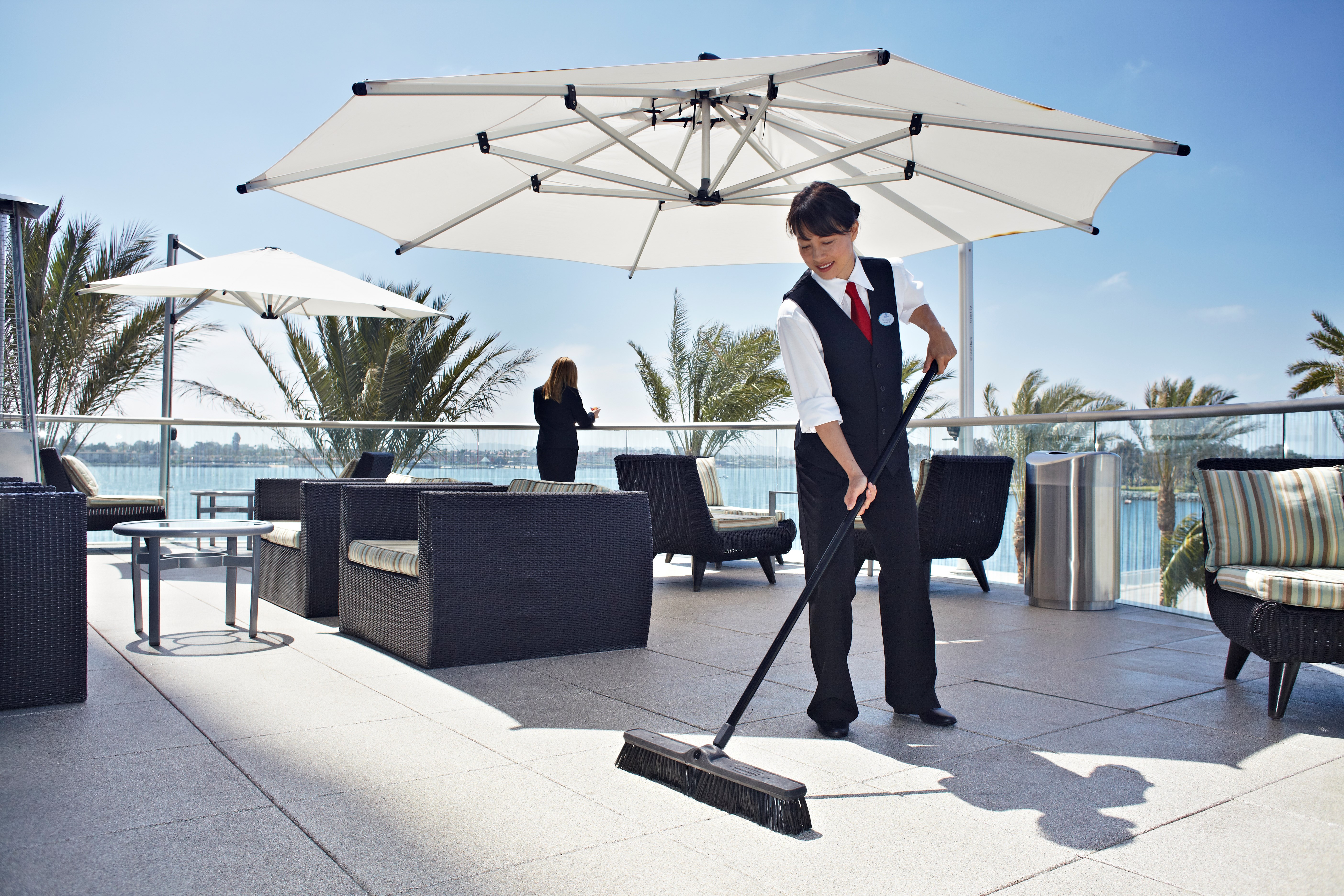 헤비 듀티 스위프 푸시 빗자루 1861212 Executive 24"는 가장 미세한 이물질을 집어 올리도록 설계되었습니다.