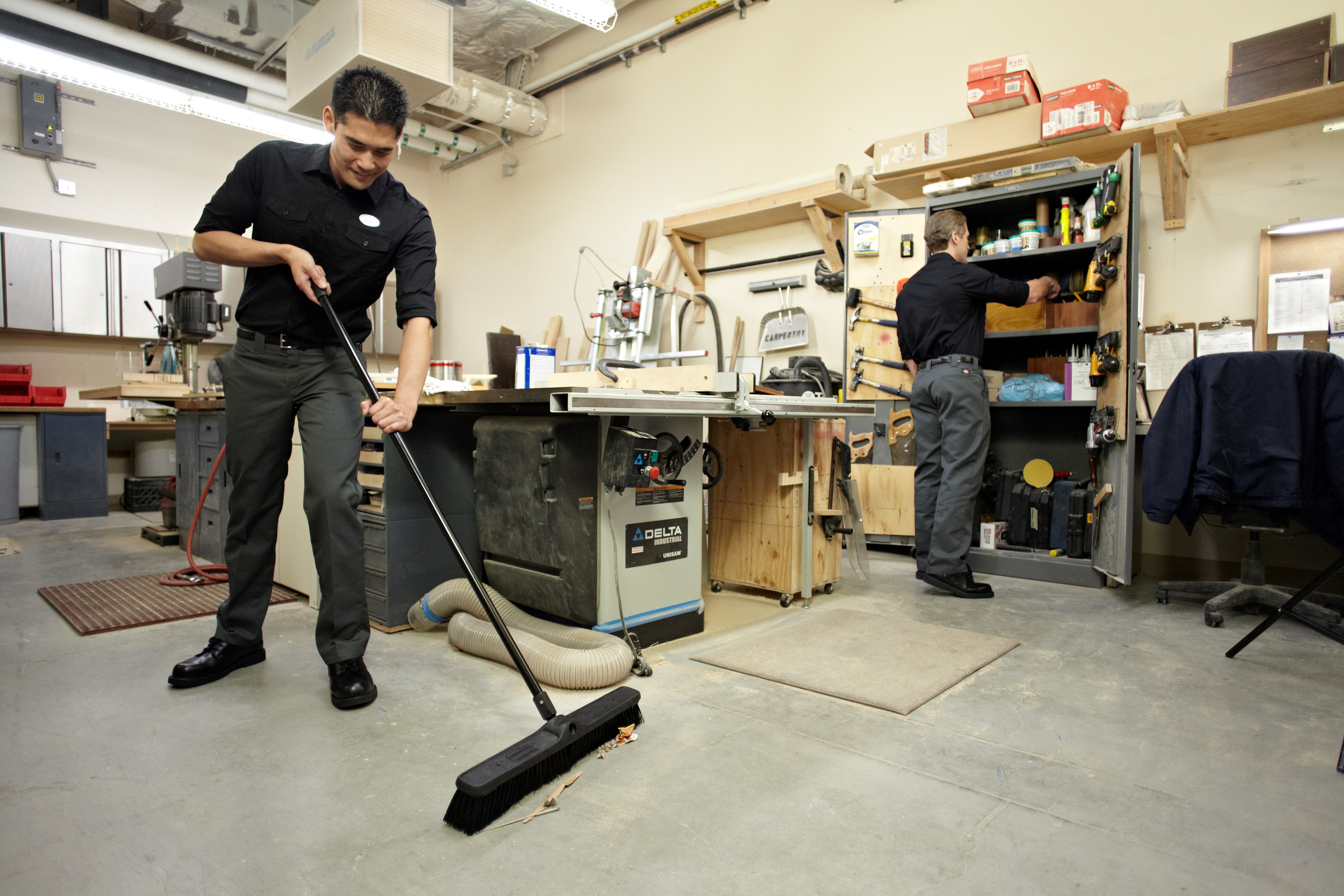 헤비 듀티 스위프 푸시 빗자루 1861212 Executive 24"는 가장 미세한 이물질을 집어 올리도록 설계되었습니다.