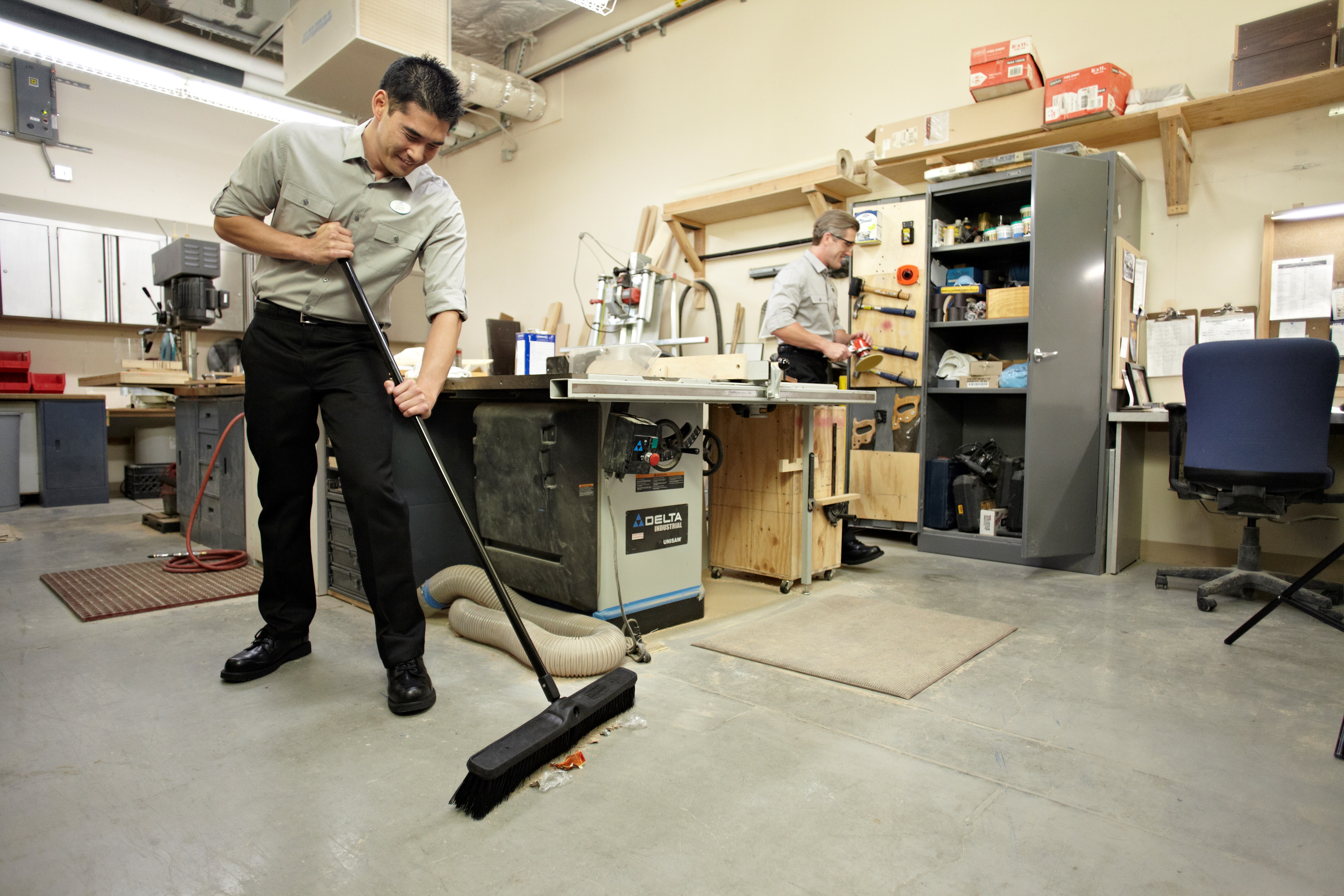 헤비 듀티 스위프 푸시 빗자루 1861212 Executive 24"는 가장 미세한 이물질을 집어 올리도록 설계되었습니다.