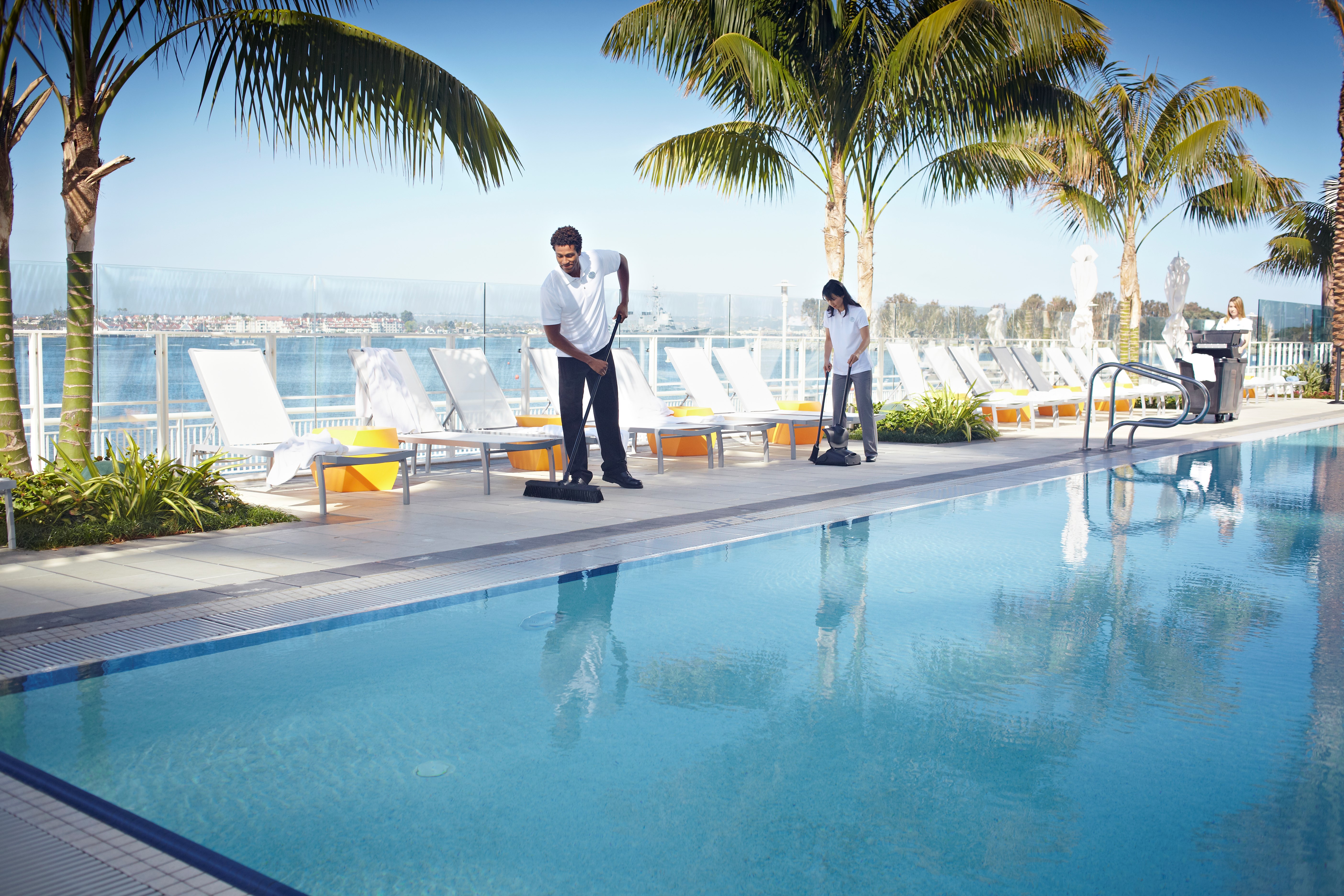 헤비 듀티 스위프 푸시 빗자루 1861212 Executive 24"는 가장 미세한 이물질을 집어 올리도록 설계되었습니다.