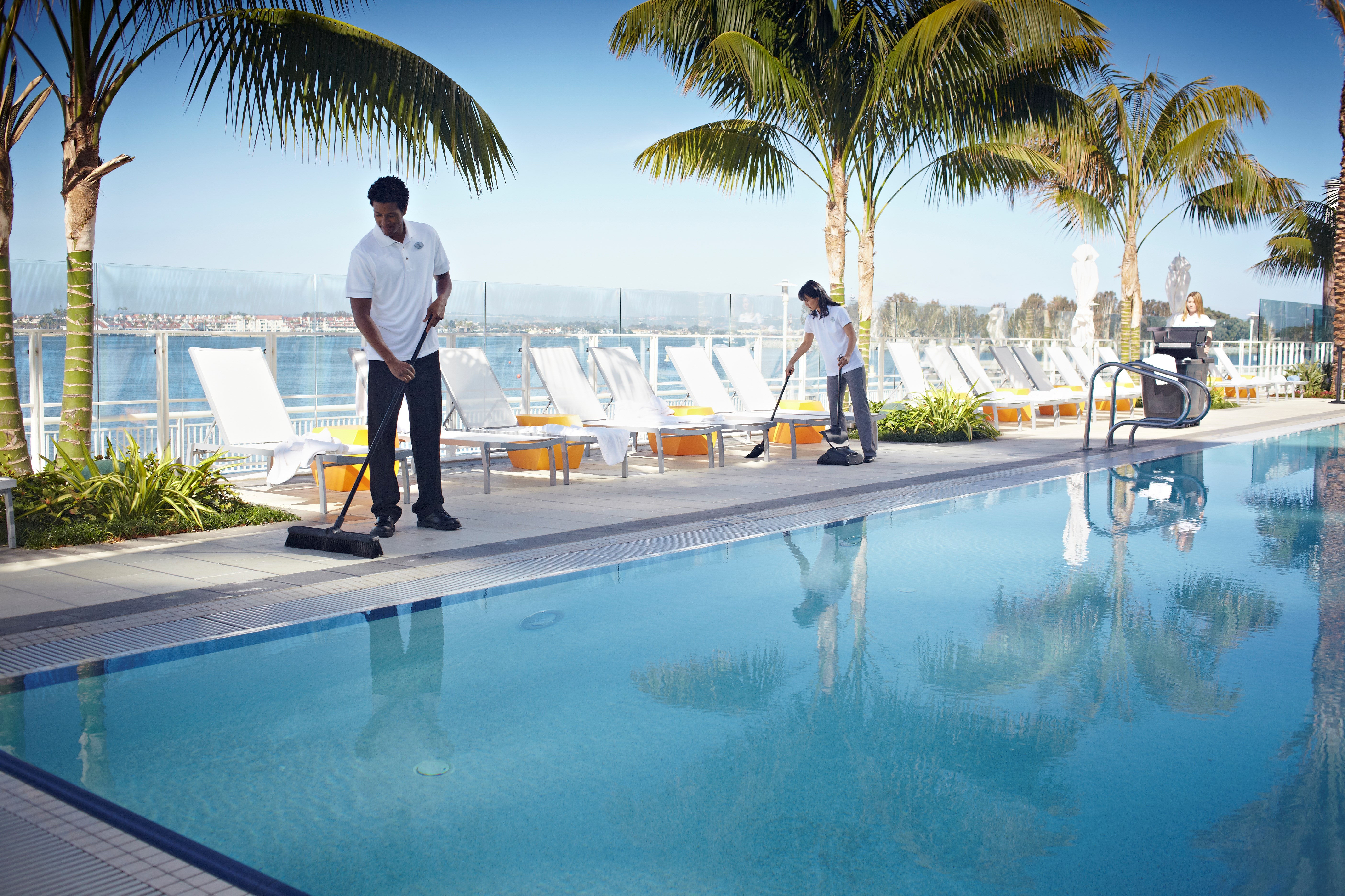 헤비 듀티 스위프 푸시 빗자루 1861212 Executive 24"는 가장 미세한 이물질을 집어 올리도록 설계되었습니다.