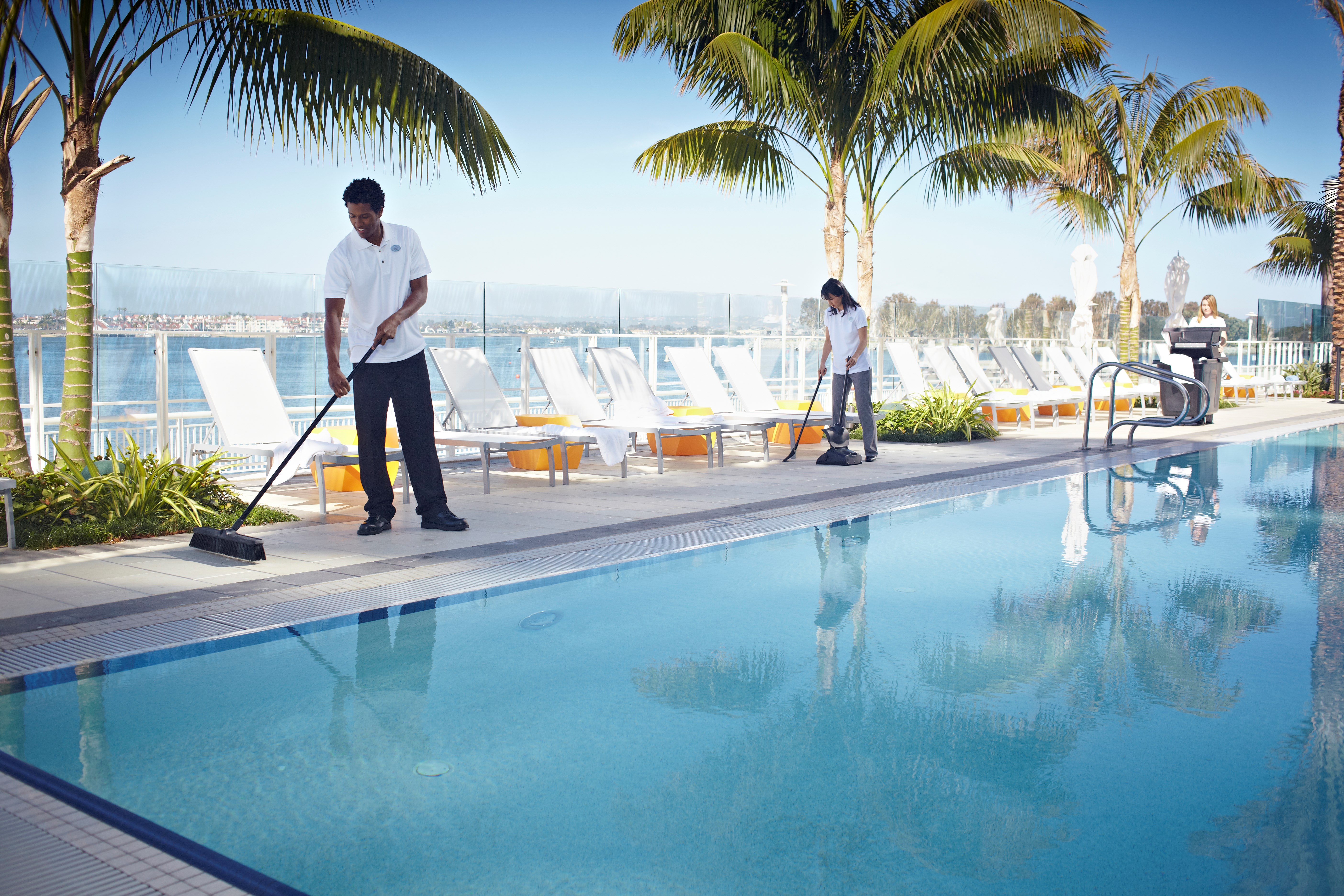 헤비 듀티 스위프 푸시 빗자루 1861212 Executive 24"는 가장 미세한 이물질을 집어 올리도록 설계되었습니다.