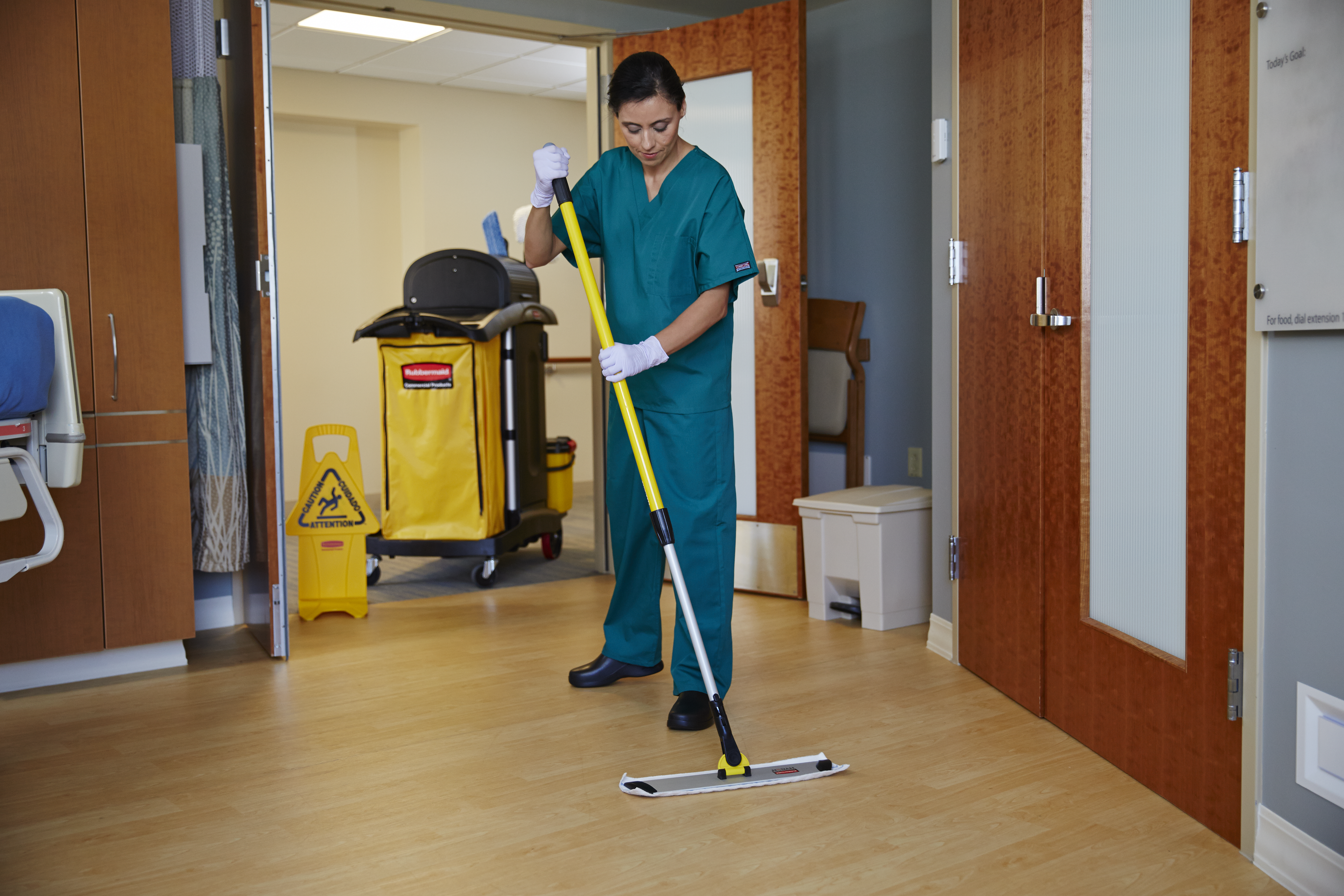 HYGEN™ Quick-Connect handles and poles make cleaning more efficient in every area of the facility by reaching the highest spaces with ease. The unique connection mechanism allows for easy, time-saving tool exchange.