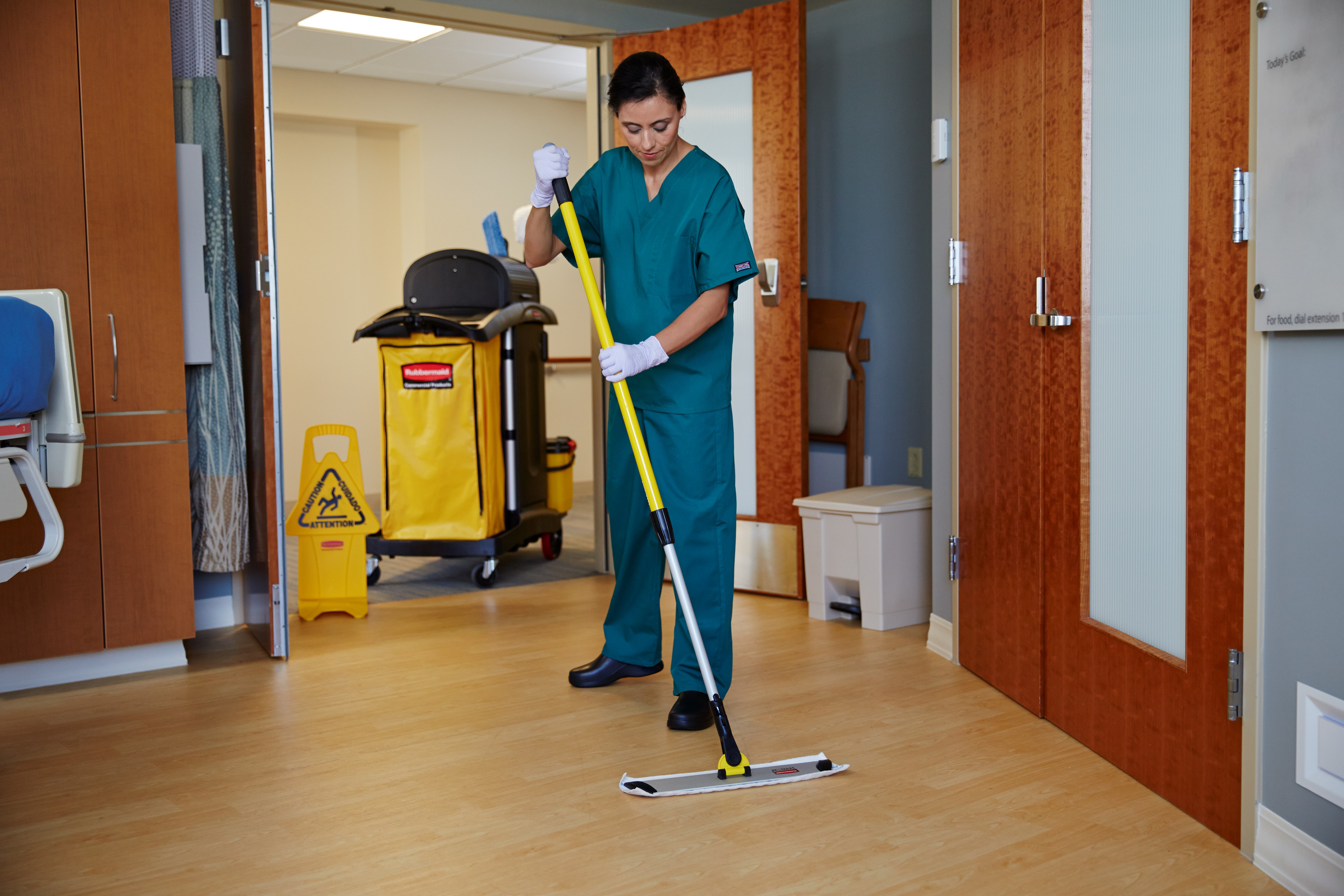 HYGEN™ Quick-Connect 手柄和桿子可輕鬆到達最高的空間，讓設施內每個區域的清潔更有效率。獨特的連接機制可輕鬆更換工具，節省時間。