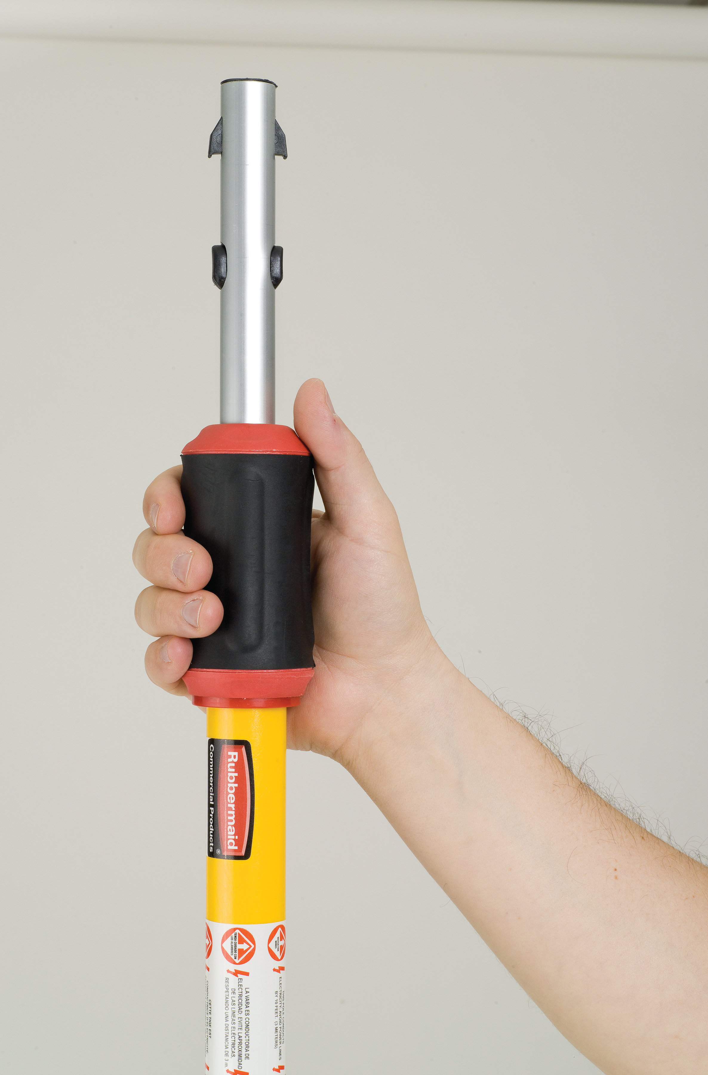 HYGEN™ Quick-Connect handles and poles make cleaning more efficient in every area of the facility by reaching the highest spaces with ease. The unique connection mechanism allows for easy, time-saving tool exchange.