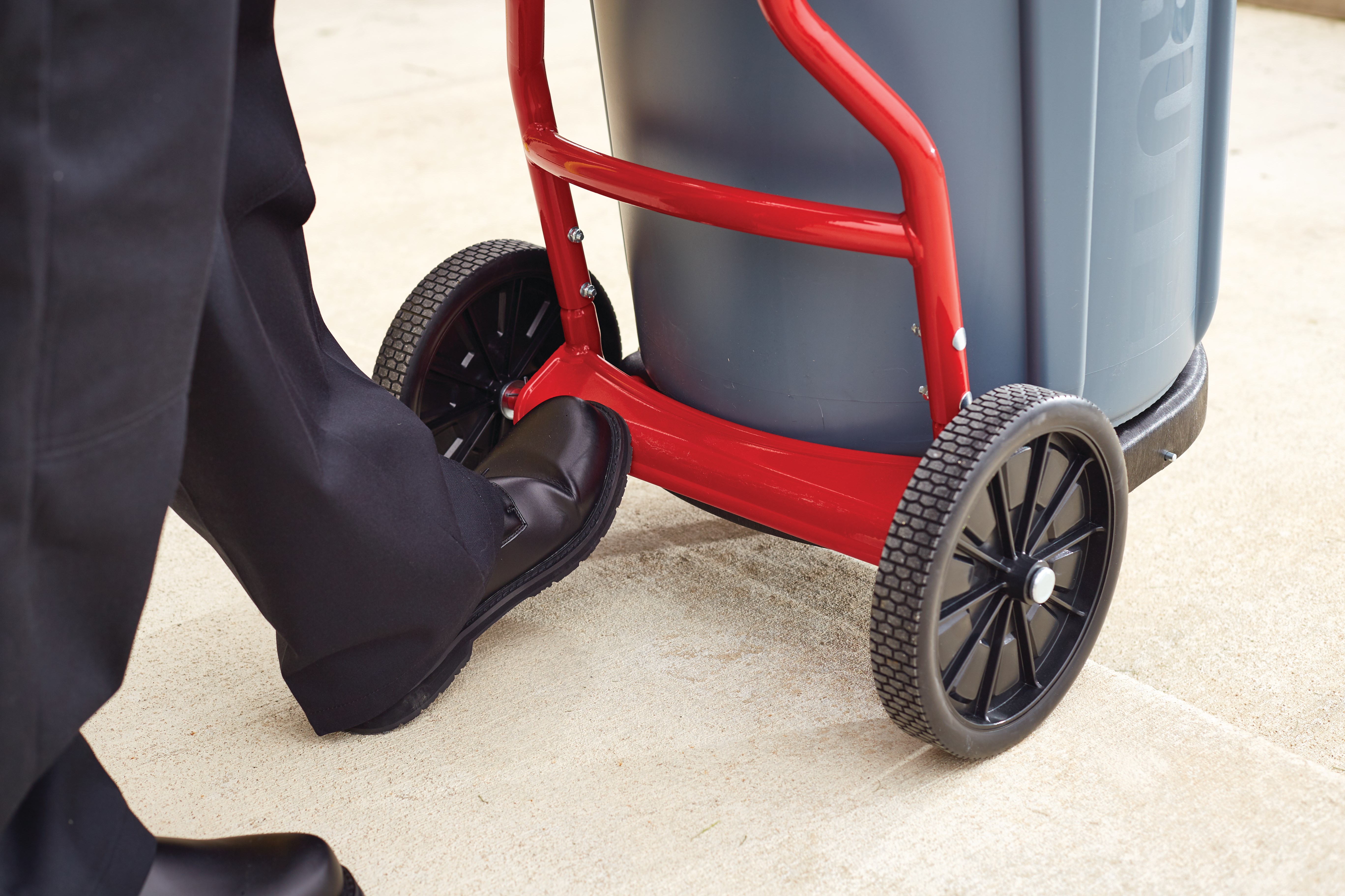 BRUTE® Multi-Surface Dolly ออกแบบมาเพื่อรองรับพื้นผิวขรุขระและไม่เรียบ ช่วยให้การเคลื่อนย้ายขยะเป็นเรื่องง่ายกว่าที่เคย คุณสมบัติที่ออกแบบตามหลักสรีรศาสตร์ช่วยป้องกันการบาดเจ็บและรองรับความปลอดภัยของคนงานในขณะทำงาน