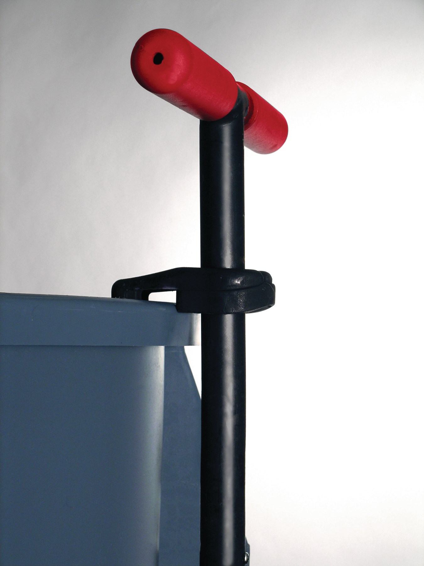 Xe đẩy tập đi BRUTE® được thiết kế để dễ dàng di chuyển và điều khiển khi chở hàng nặng.