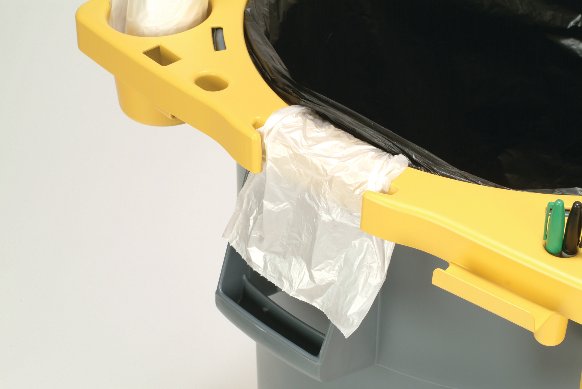 The Rubbermaid Commercial BRUTE® Rim Caddy snaps securely onto the rim of  167 l BRUTE® Containers.