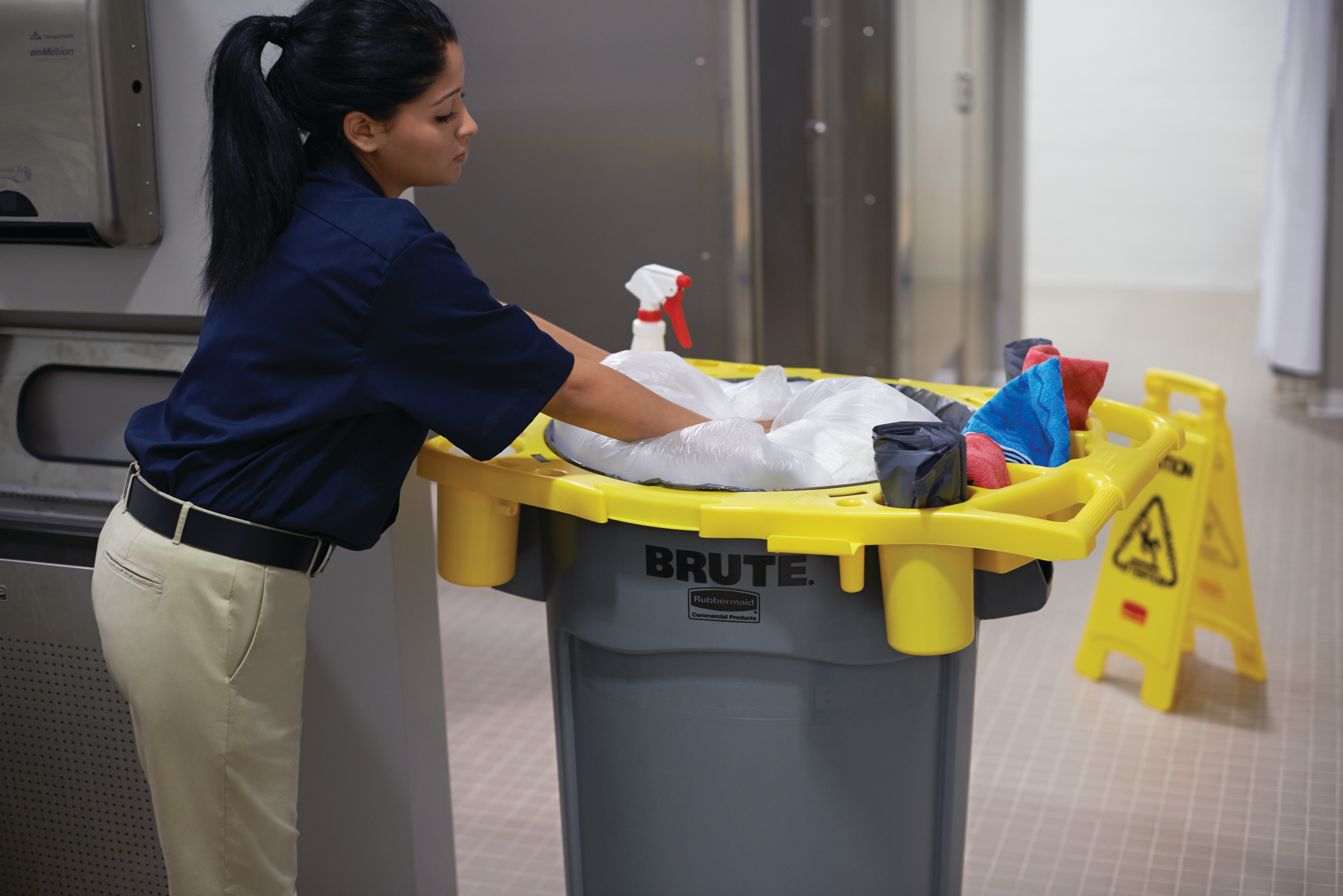The Rubbermaid Commercial BRUTE® Rim Caddy snaps securely onto the rim of  167 l BRUTE® Containers.