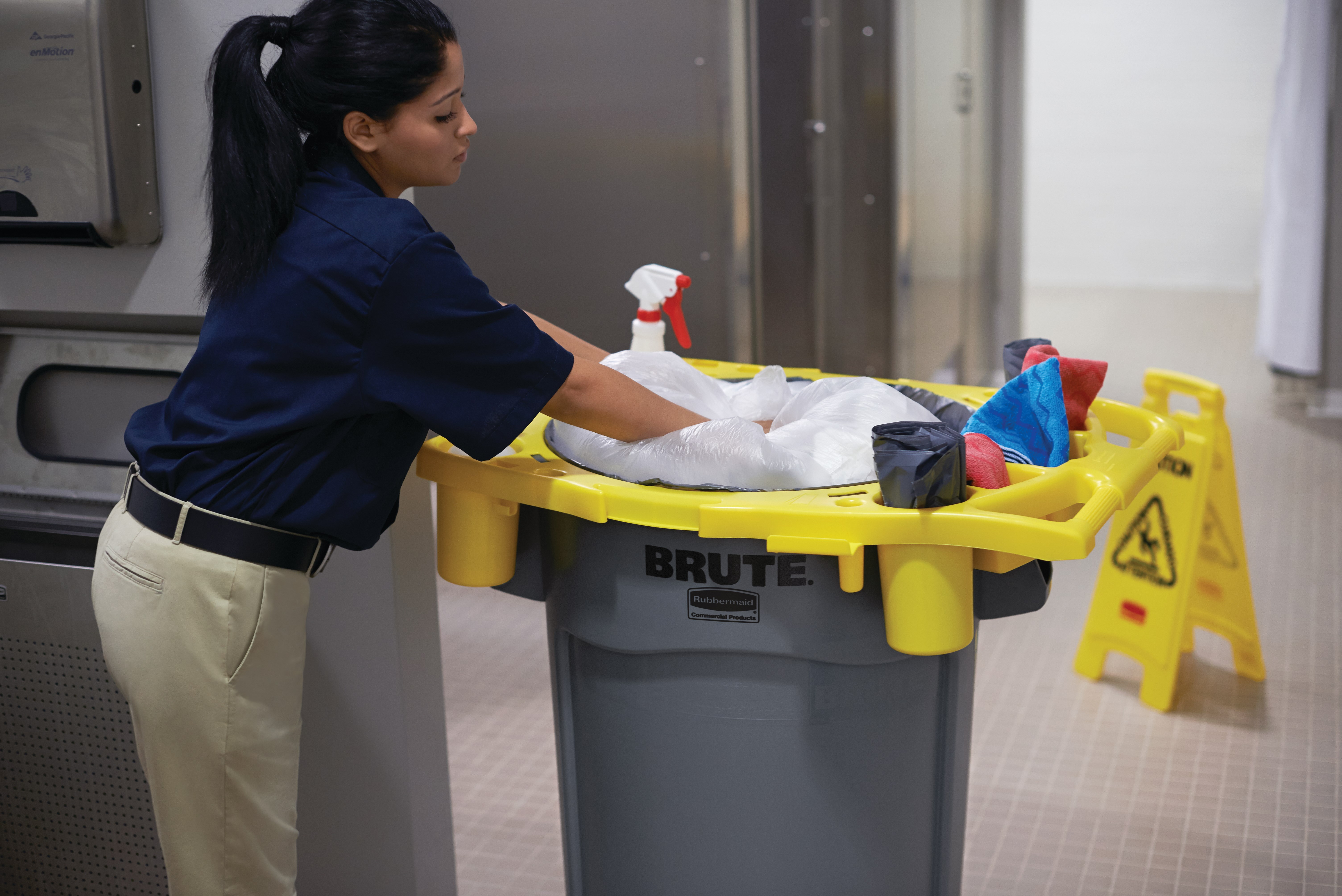 The Rubbermaid Commercial BRUTE® Rim Caddy snaps securely onto the rim of  44 Gallon BRUTE® Containers.