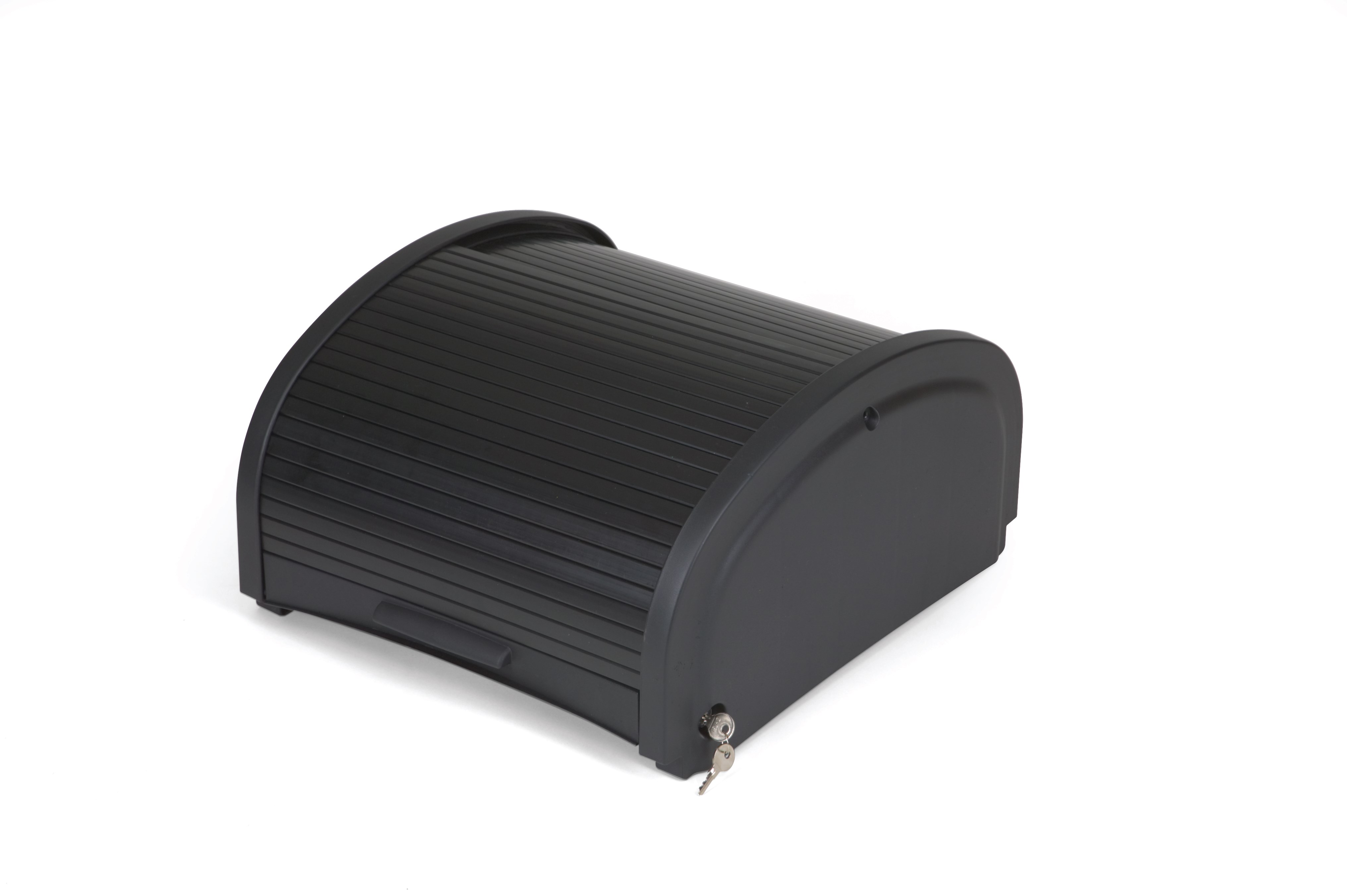 Die verschließbare Schutzabdeckung für Hausmeister-Reinigungswagen mit hohem Fassungsvermögen der Executive-Serie von Rubbermaid Commercial sichert und verdeckt Zubehör, das oben auf dem Wagen gelagert ist und bietet von beiden Seiten des Wagens Zugriff auf die Inhalte.