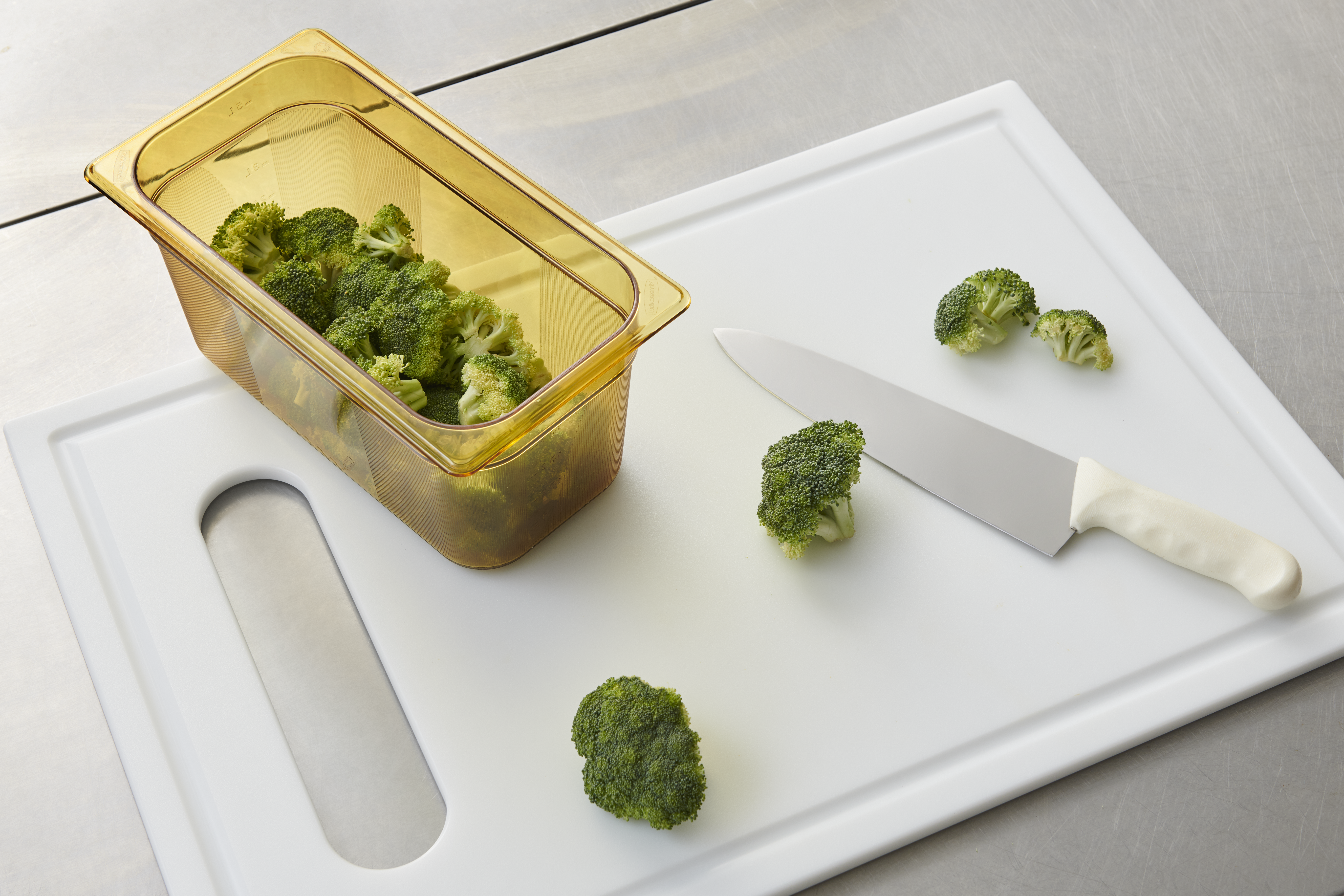 Bandejas para alimentos calientes de uso intensivo en los tamaños estándar Gastronorm de la industria.  Apto para mesa de vapor y microondas