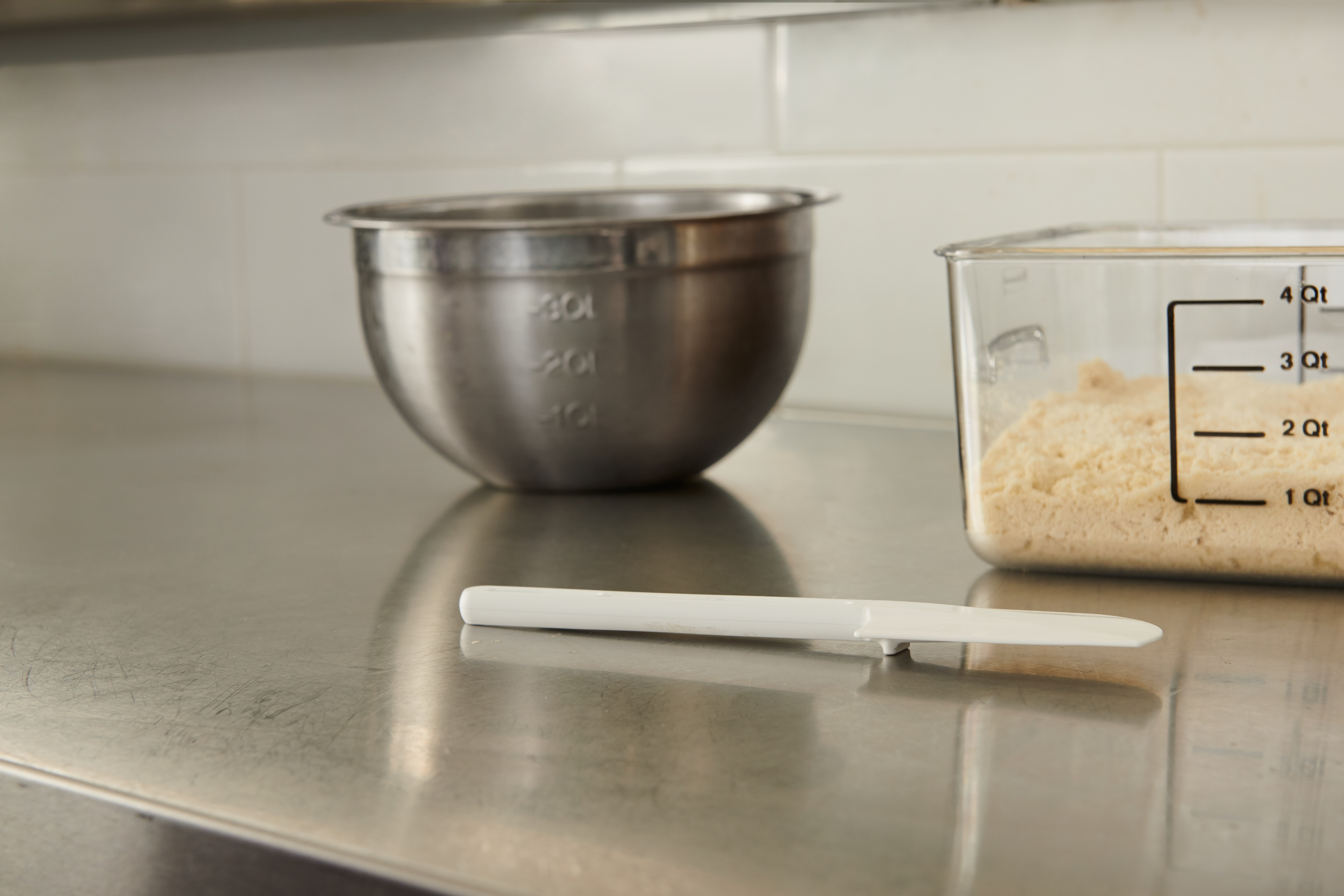 The Rubbermaid Commercial Rubber Spatula features a true rubber blade molded directly onto the handle