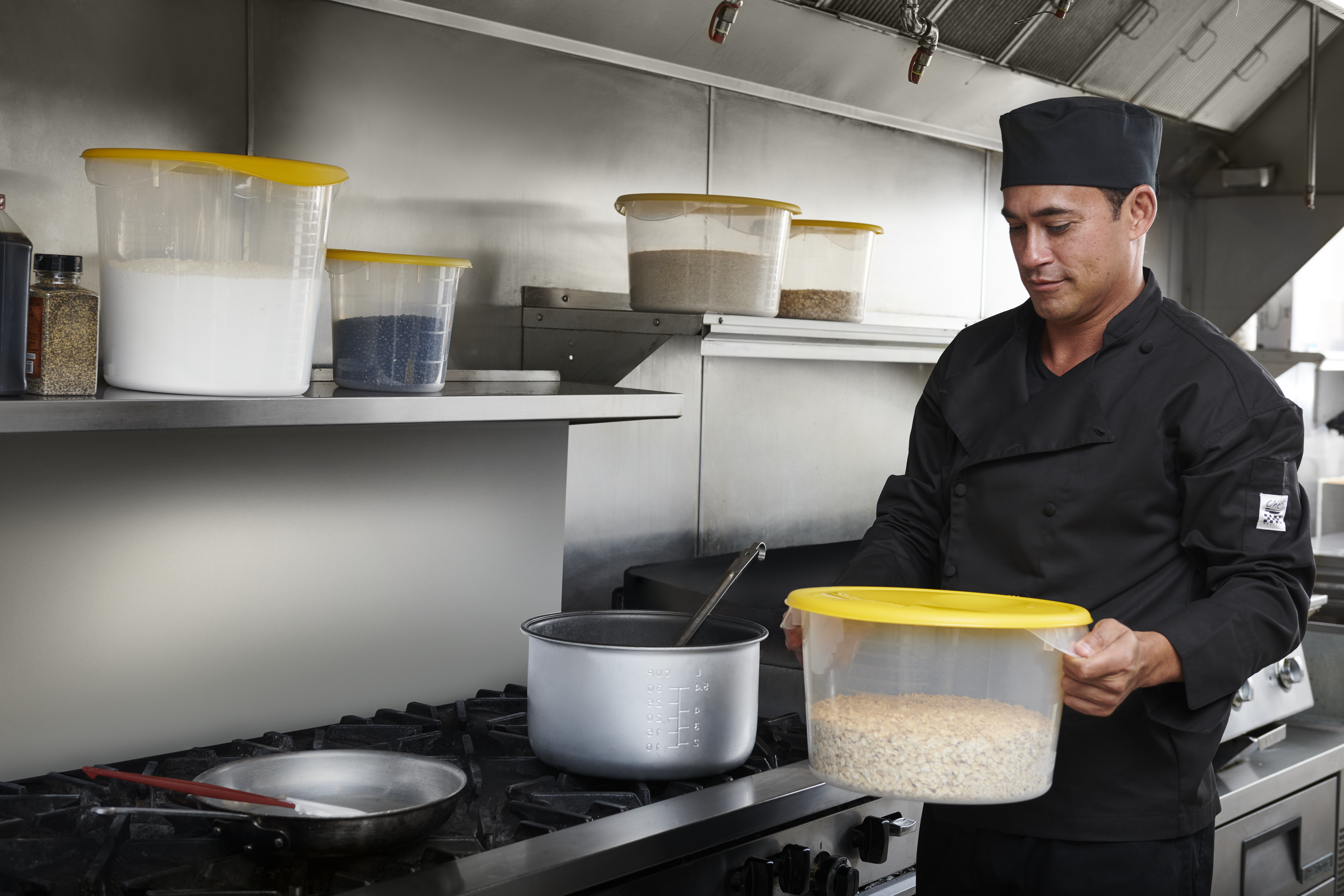 Les outils de conservation et de préparation Rubbermaid se déclinent en sept couleurs pour réduire la contamination croisée en cuisine.