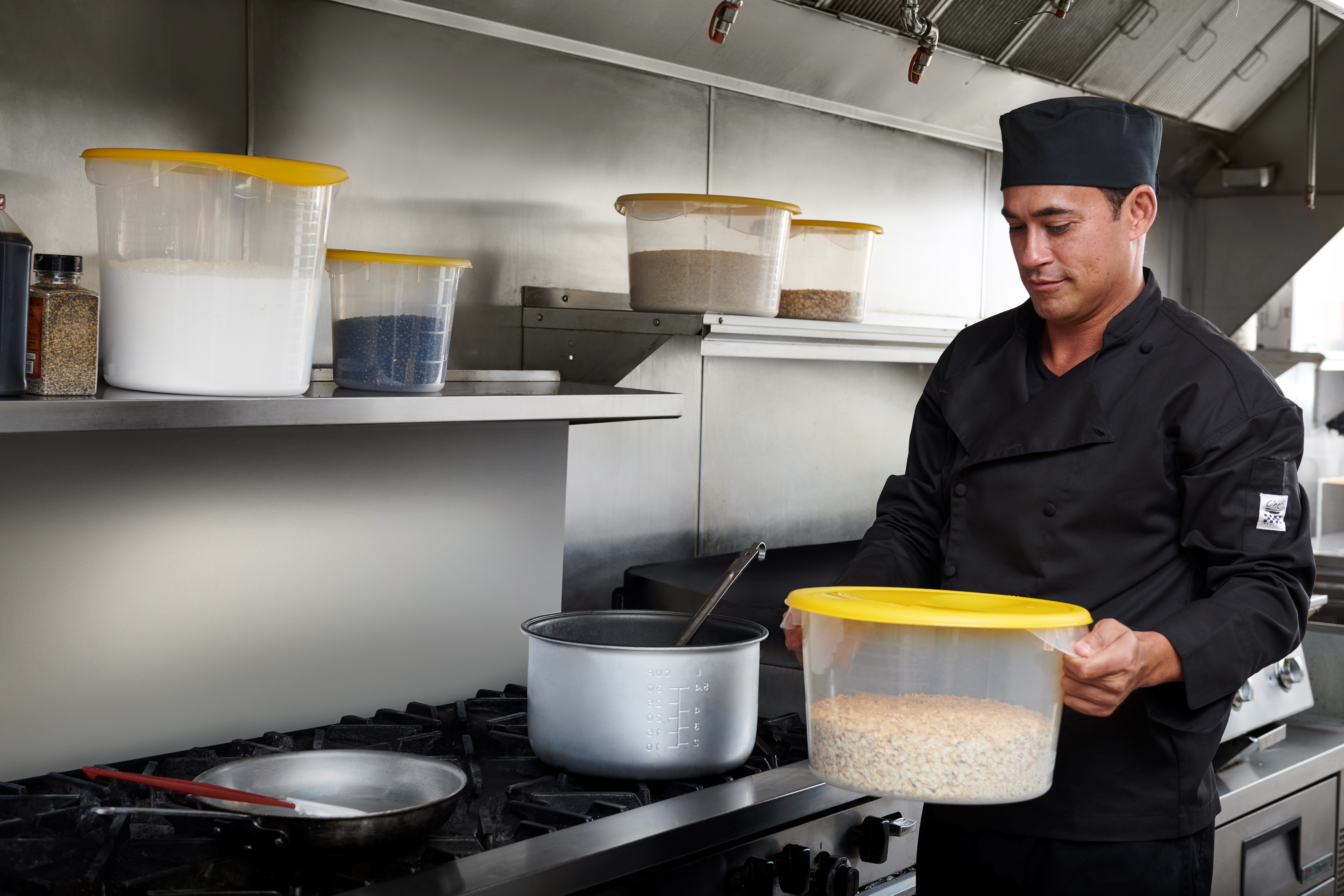 The 8QT Round Lid should be paired with the Rubbermaid Commercial Products Round Storage Containers (6QT or 8QT). These food service storage and prep tools help to reduce cross-contamination in your kitchen.